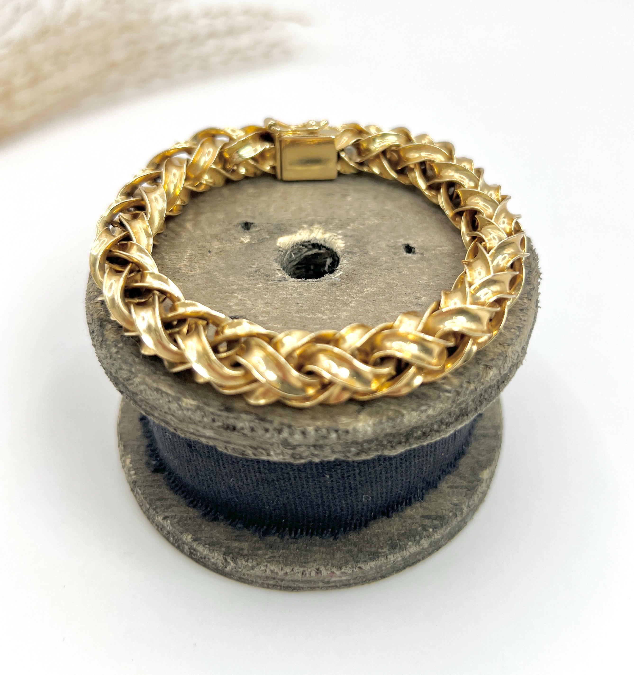 Women's or Men's Vintage 18ct Yellow Gold, 1940s Fancy Twist Link Bracelet with Integral Clasp For Sale