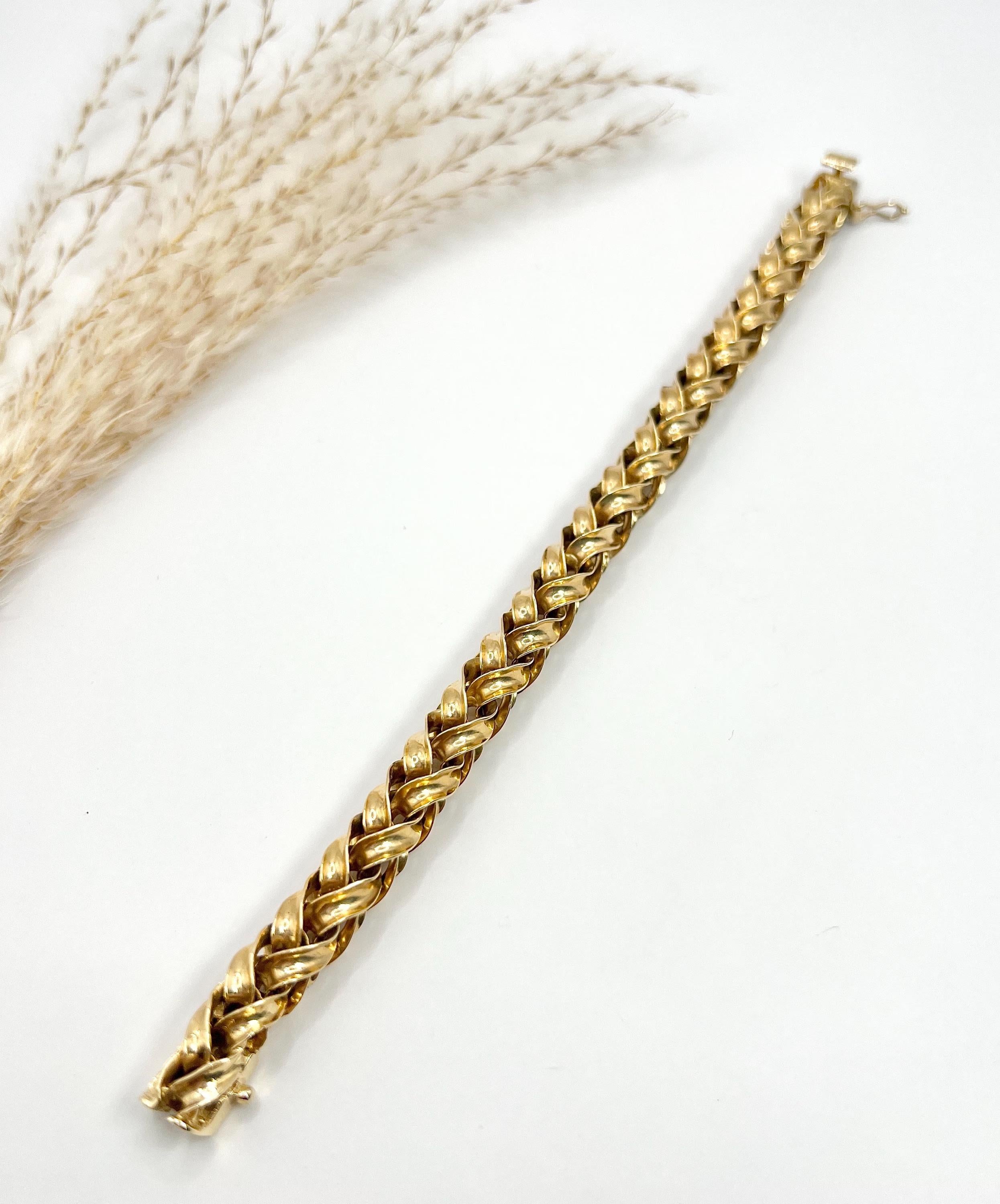 Vintage 18ct Yellow Gold, 1940s Fancy Twist Link Bracelet with Integral Clasp For Sale 1