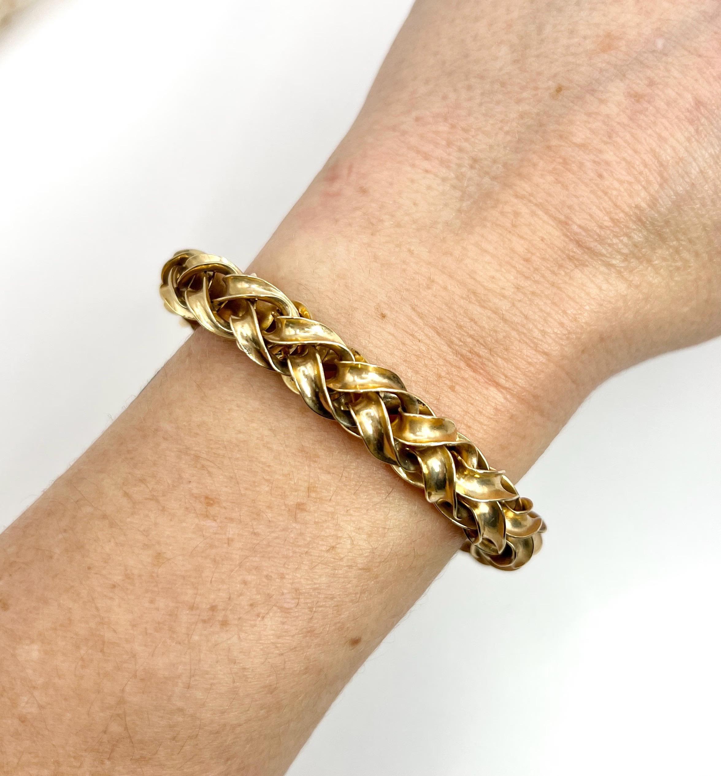 Vintage 18ct Yellow Gold, 1940s Fancy Twist Link Bracelet with Integral Clasp For Sale 2