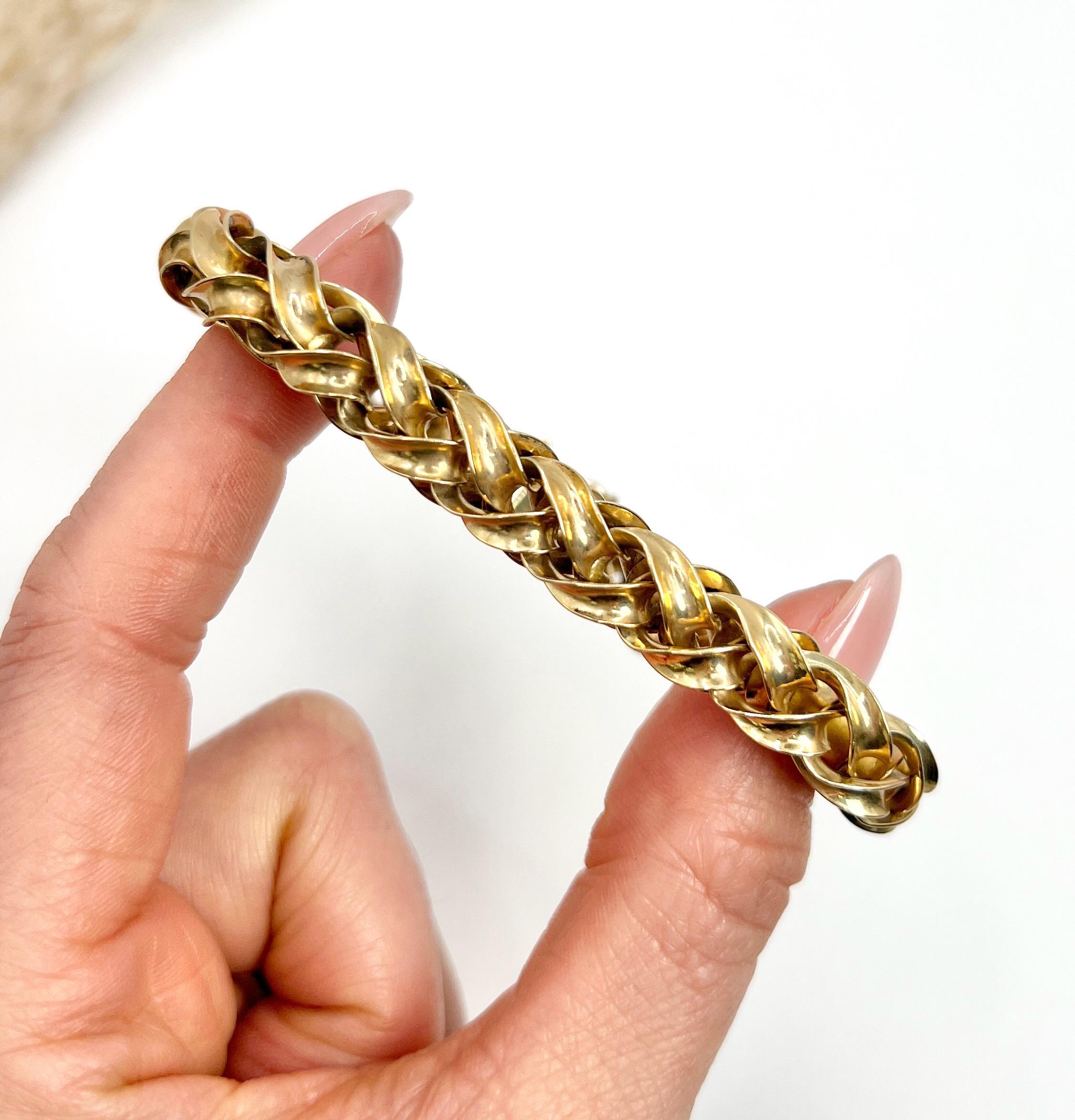 Vintage 18ct Yellow Gold, 1940s Fancy Twist Link Bracelet with Integral Clasp For Sale 4