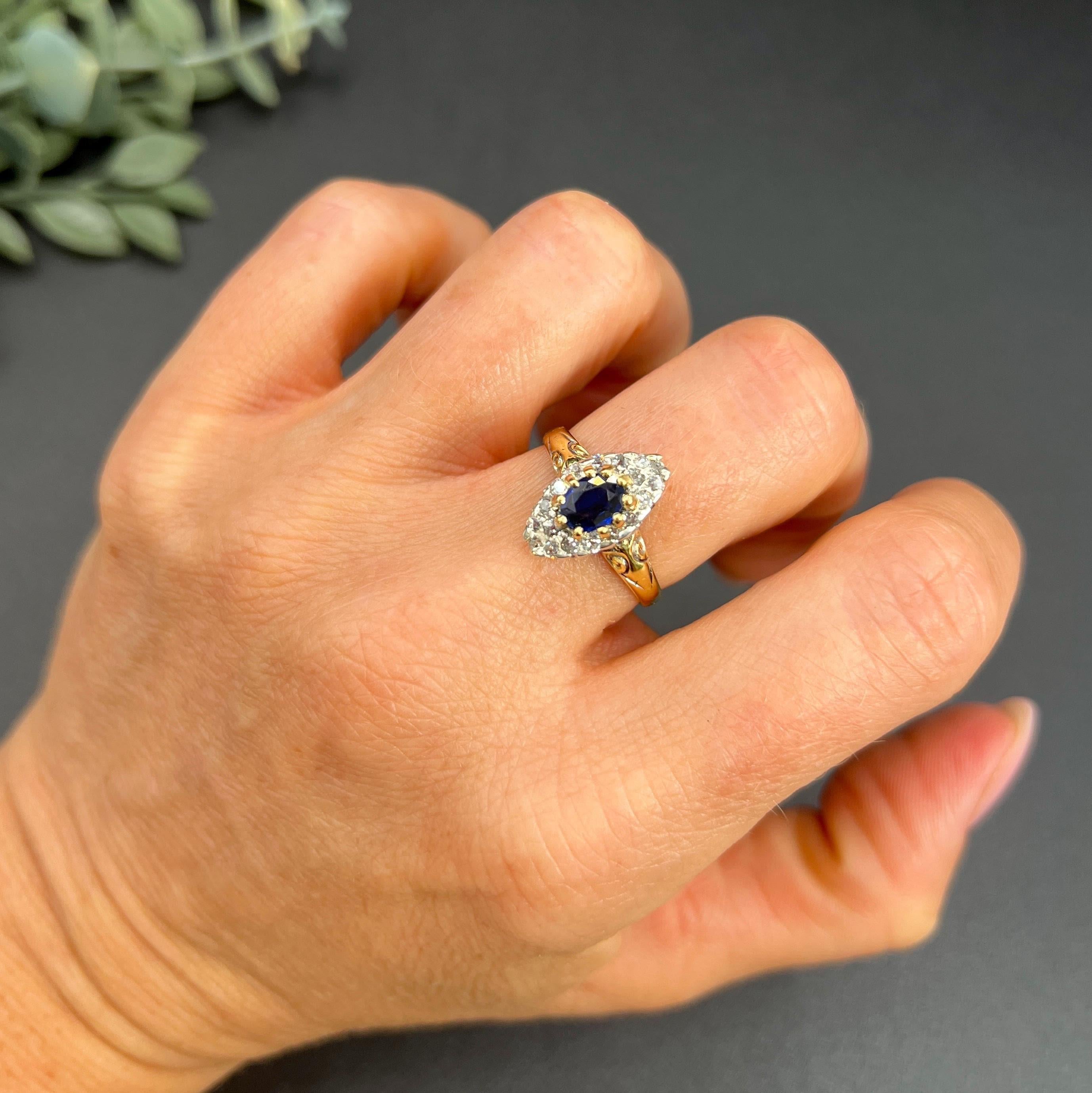 Bague Vintage Saphir Marquise 

Or 18 carats

Circa 1940s

Cette magnifique bague vintage est fabriquée en or 18ct et présente une forme de marquise ornée d'un saphir naturel ovale et facetté en son centre. Le saphir est entouré de diamants naturels