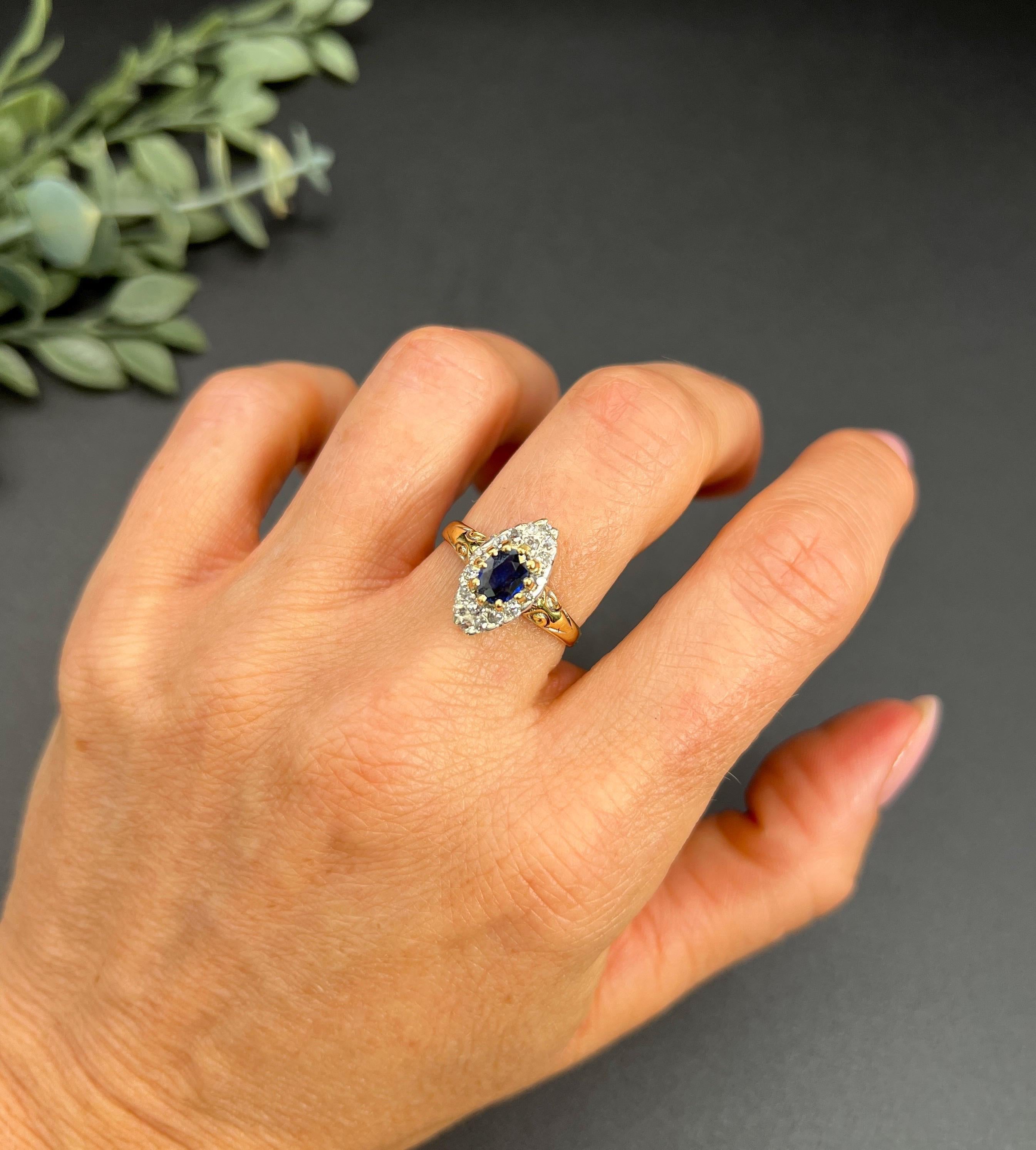 Taille ovale Vintage 18ct Yellow Gold, 1940s Natural Sapphire & Diamond Marquise Ring en vente