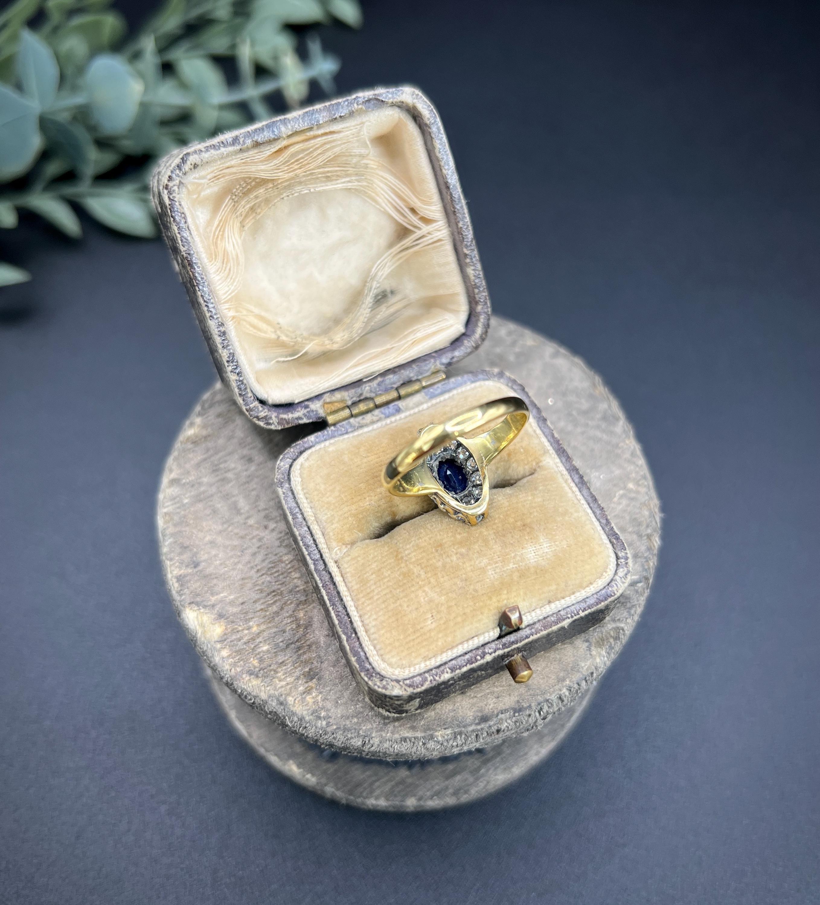 Vintage 18ct Yellow Gold, 1940s Natural Sapphire & Diamond Marquise Ring Bon état - En vente à Brighton, GB
