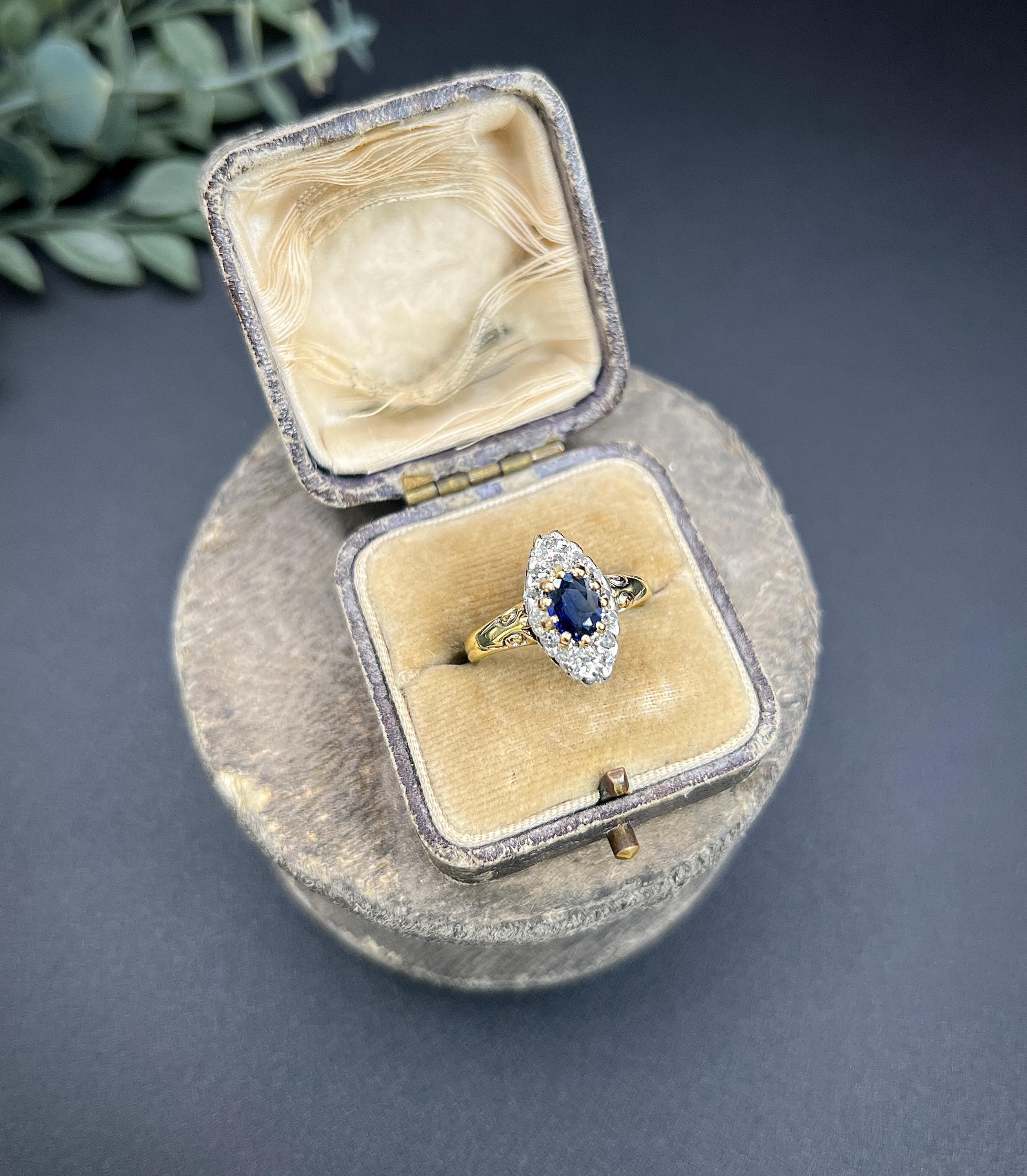 Vintage 18ct Yellow Gold, 1940s Natural Sapphire & Diamond Marquise Ring Unisexe en vente