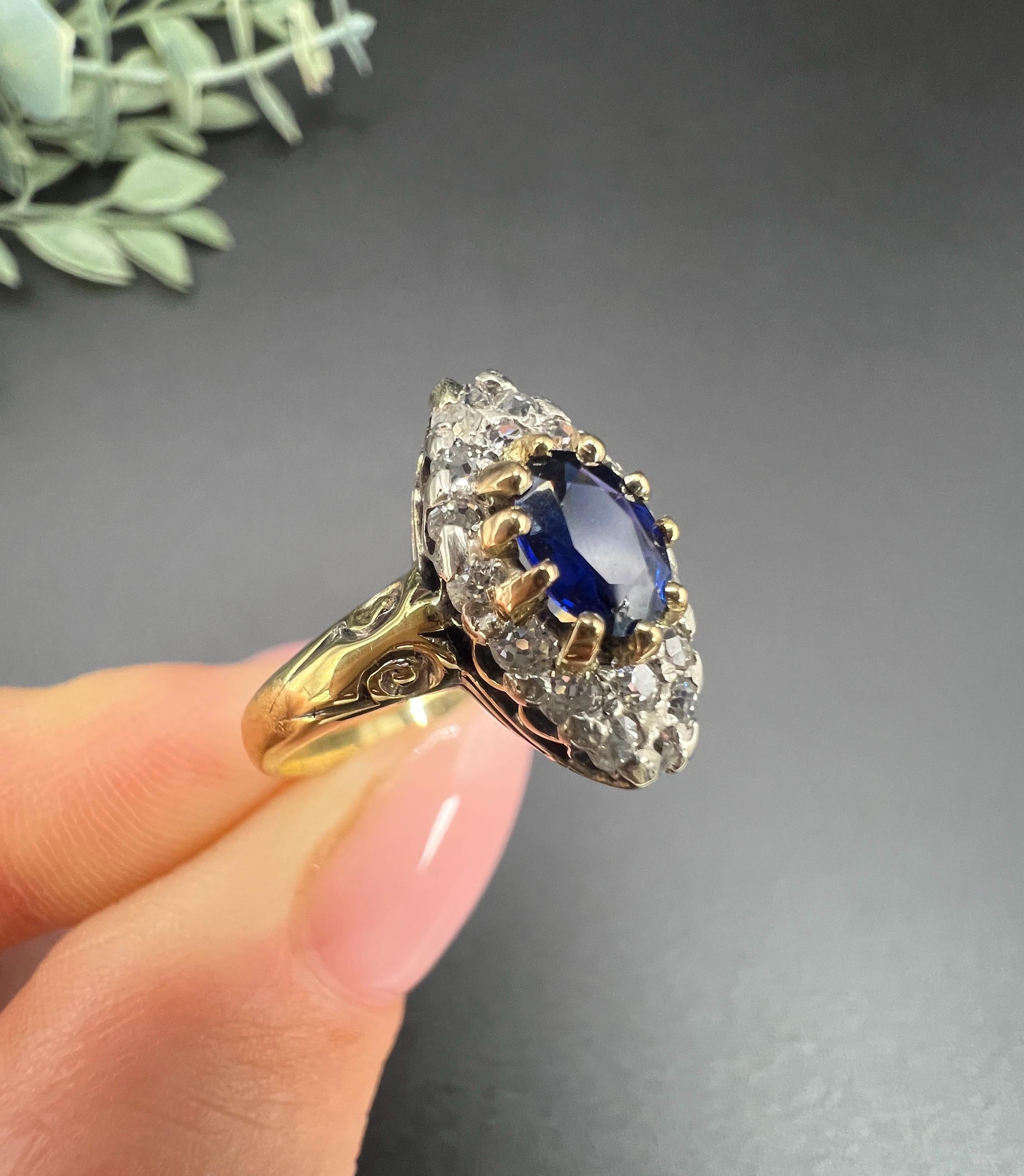 Vintage 18ct Yellow Gold, 1940s Natural Sapphire & Diamond Marquise Ring en vente 3
