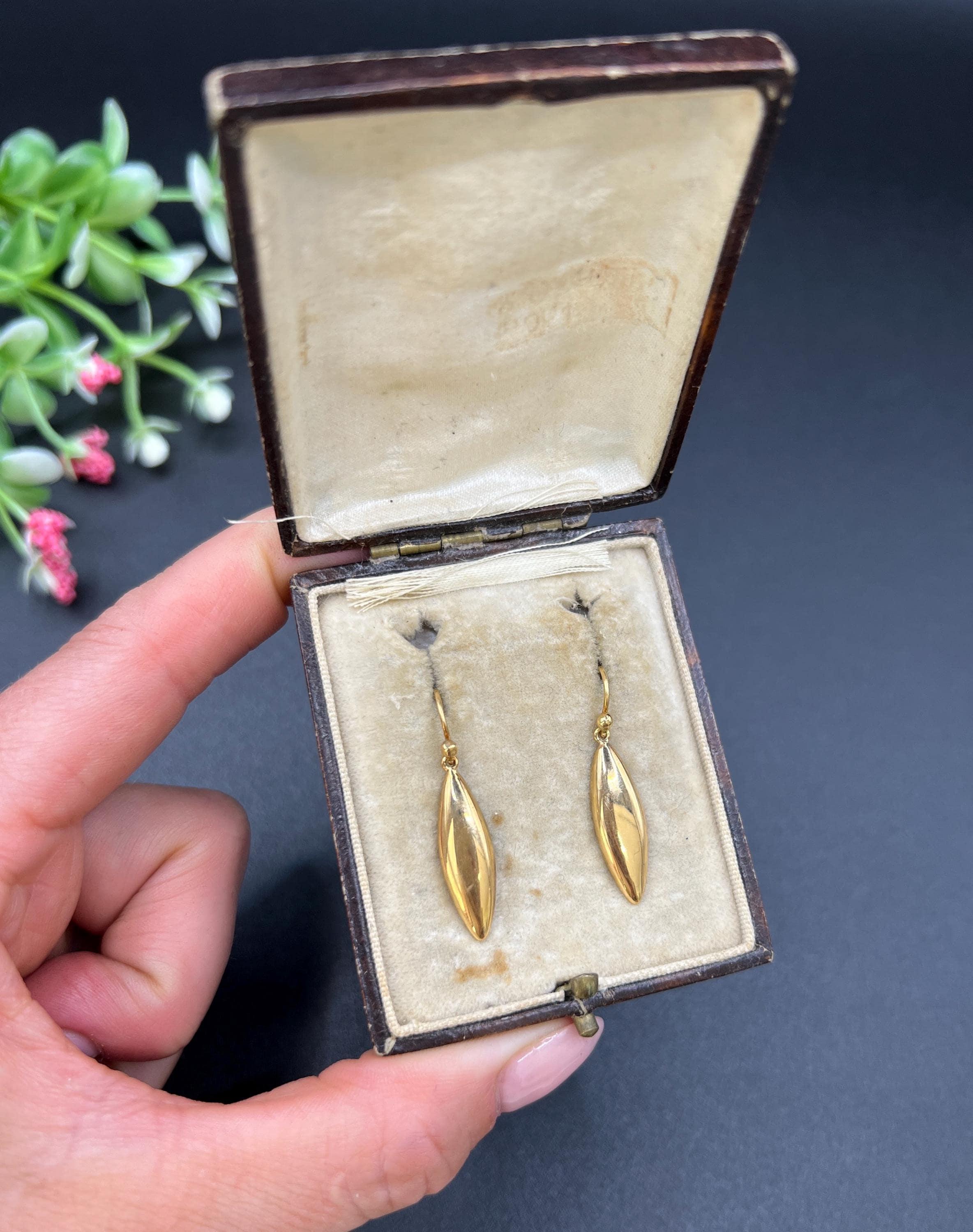 Pendants d'oreilles or antique 

Or 18 carats

Circa 1940s

Remontez le temps avec ces exquises boucles d'oreilles torpille en or jaune 18ct, une transformation étonnante des boutons de manchette classiques des années 1940. Habilement transformées