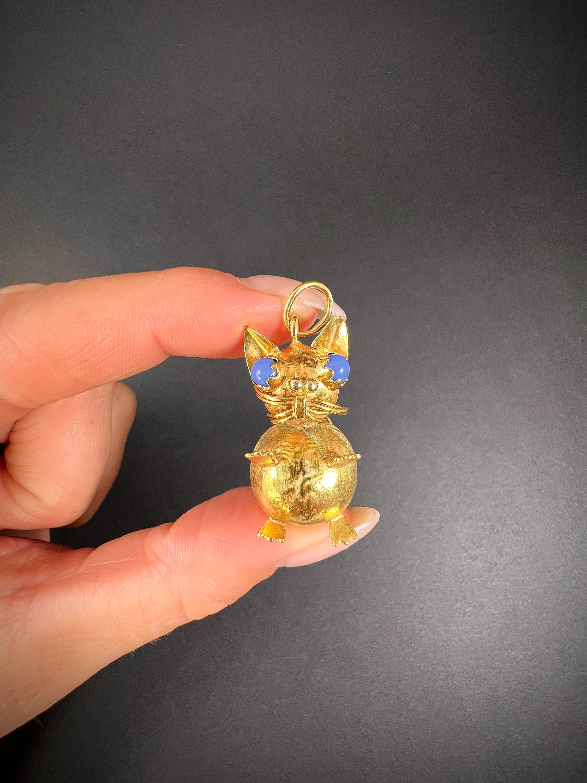 Vintage 18ct Yellow Gold, 1960s Cat Pendant with Lilac Stone Eyes For Sale 6