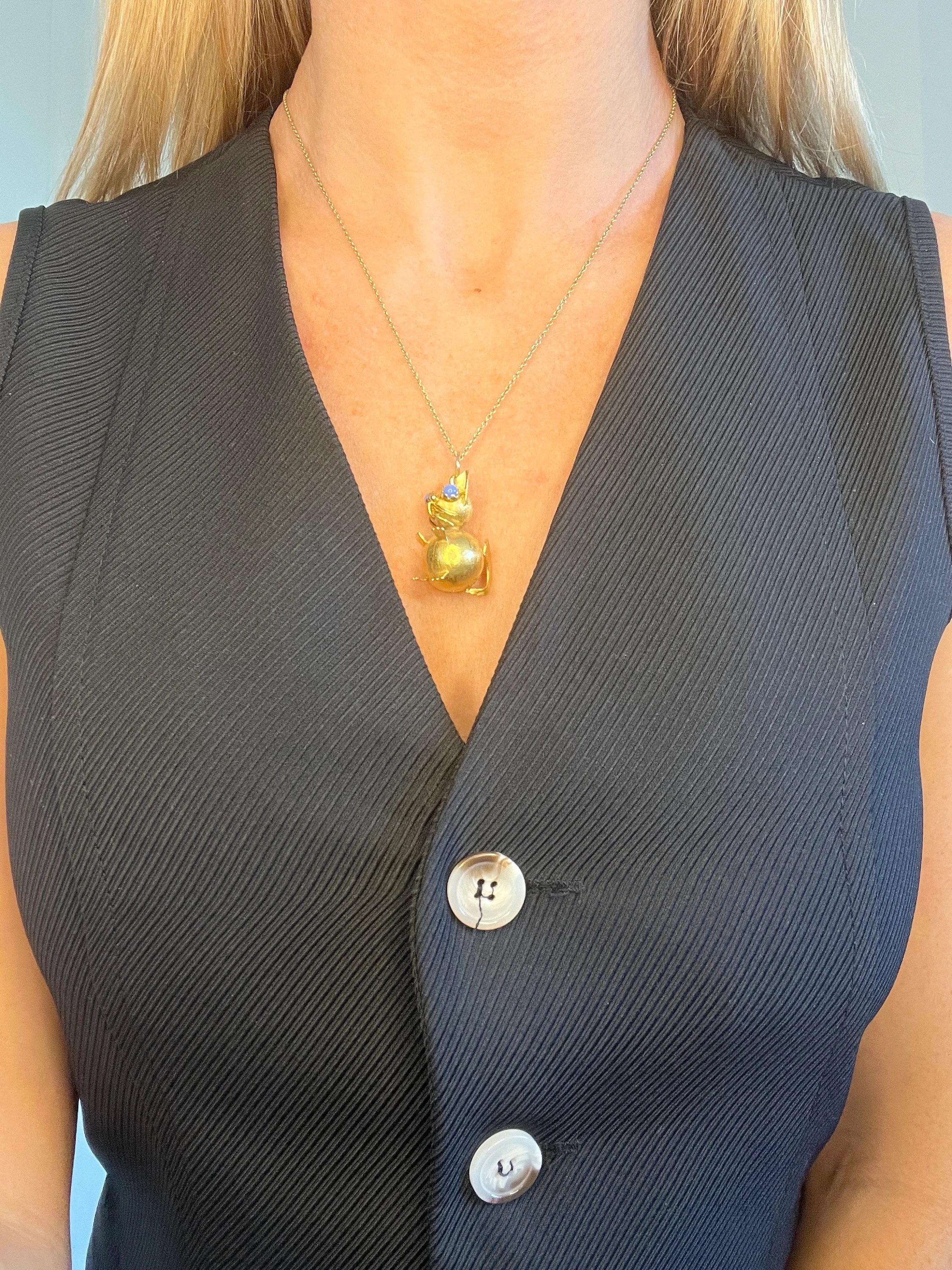 Vintage Cat Pendant 

18ct Gold Tested

Circa 1960s 

* THE CHAIN IS SOLD SEPARATELY 

This vintage 1960s cat pendant is a stunning piece showcasing two matte gold-finished spheres stacked on top of one another. The intricate details include its