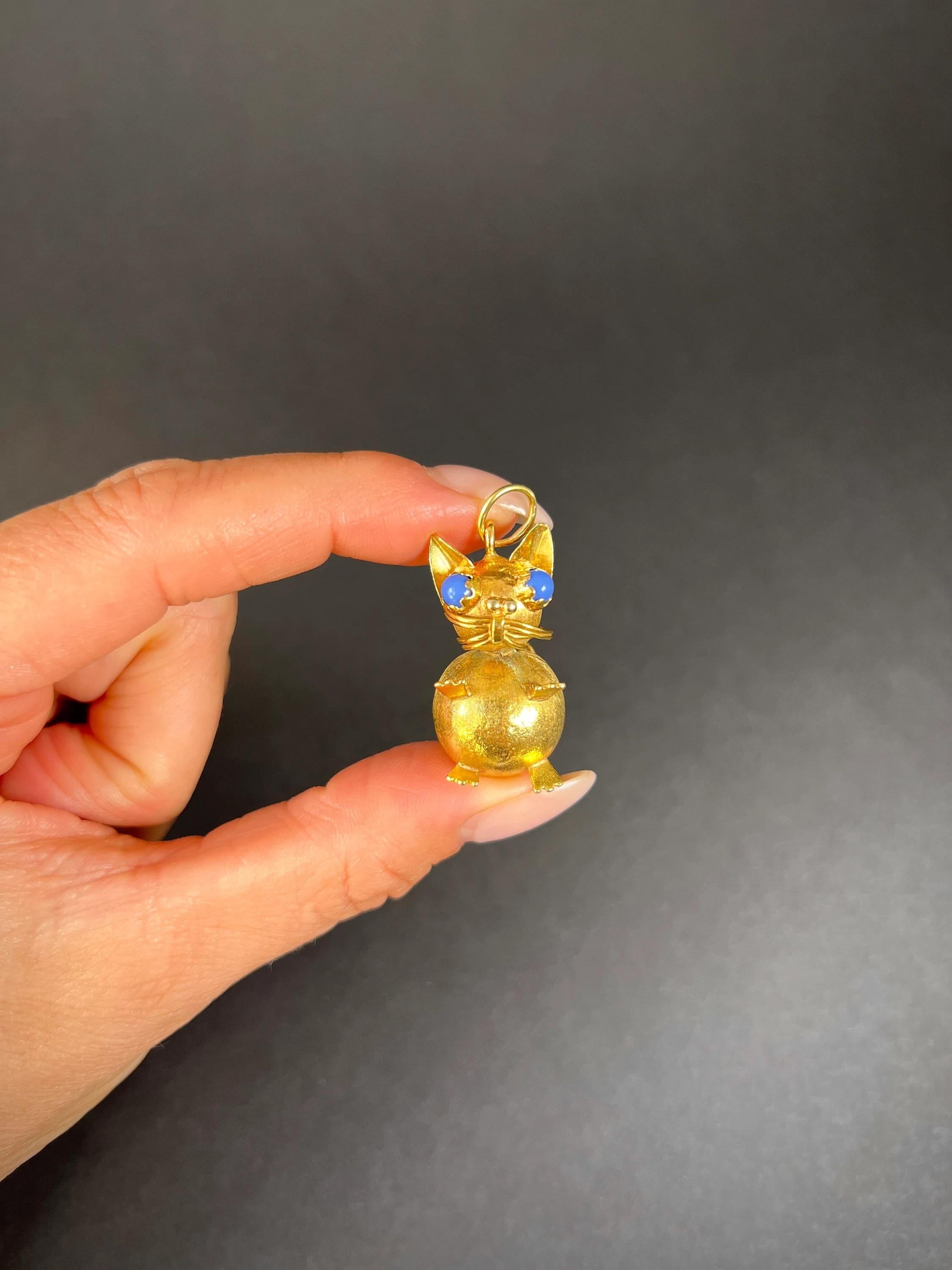 Vintage 18ct Yellow Gold, 1960s Cat Pendant with Lilac Stone Eyes In Good Condition For Sale In Brighton, GB