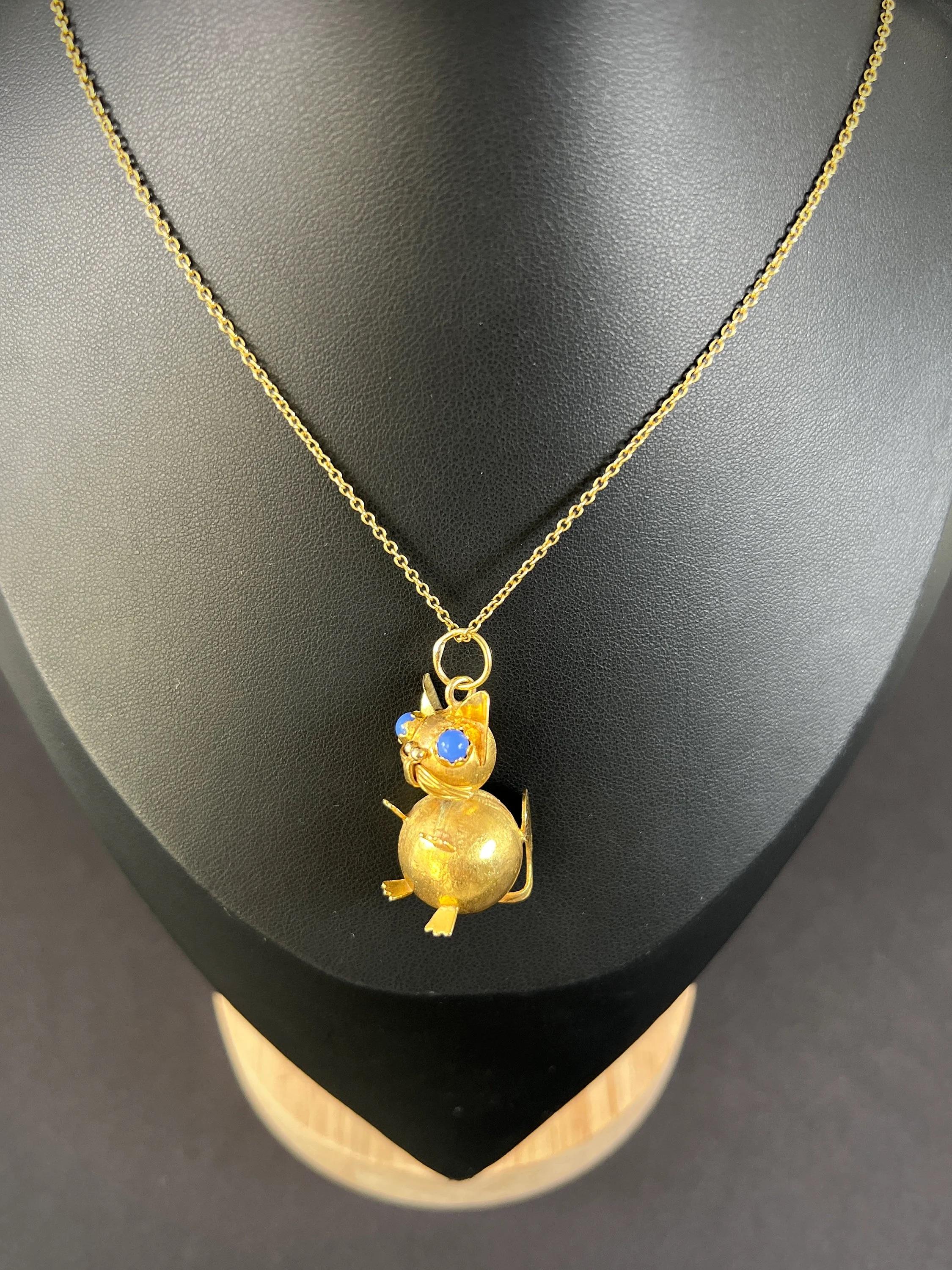 Women's or Men's Vintage 18ct Yellow Gold, 1960s Cat Pendant with Lilac Stone Eyes For Sale