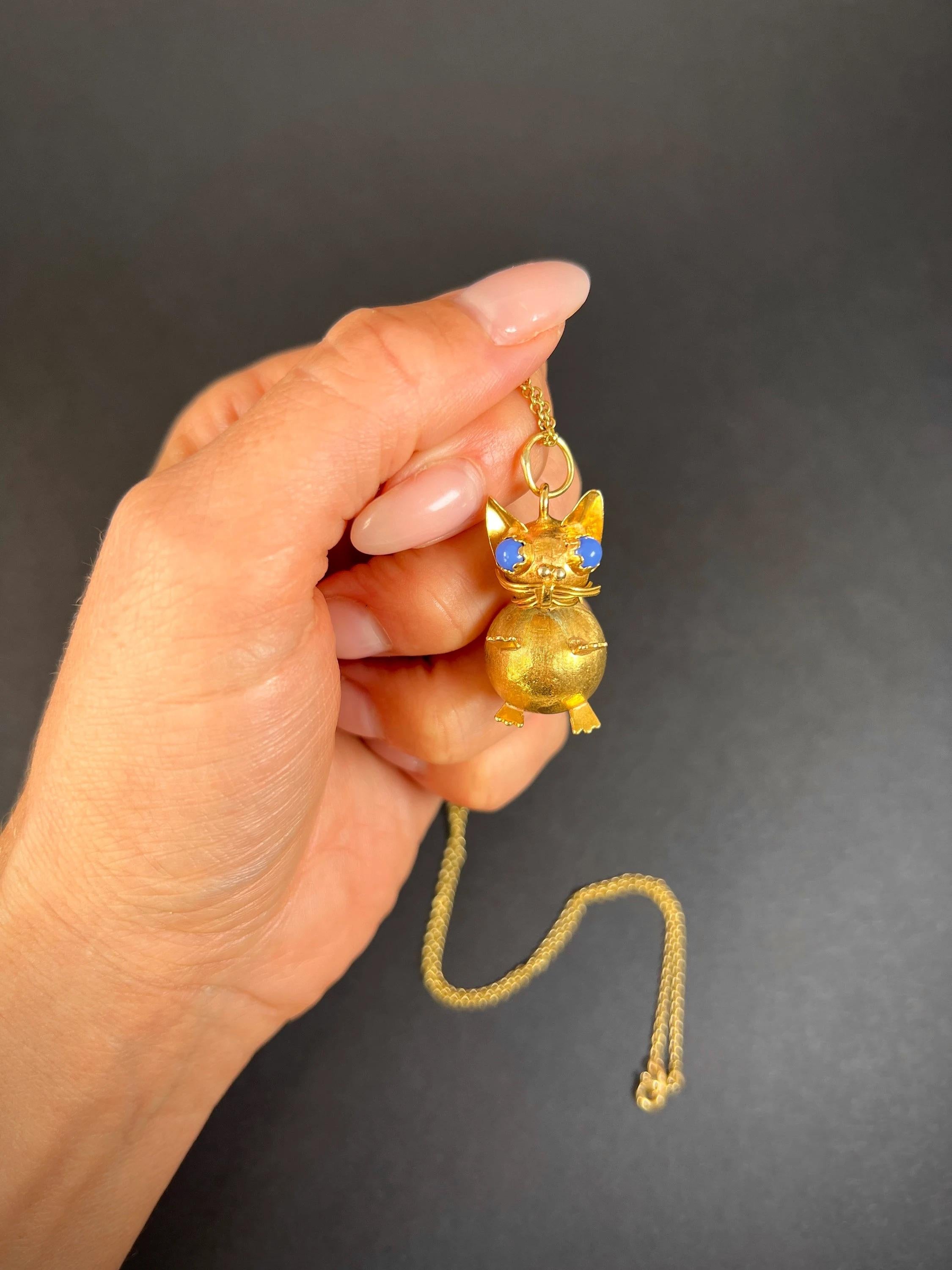 Vintage 18ct Yellow Gold, 1960s Cat Pendant with Lilac Stone Eyes For Sale 1