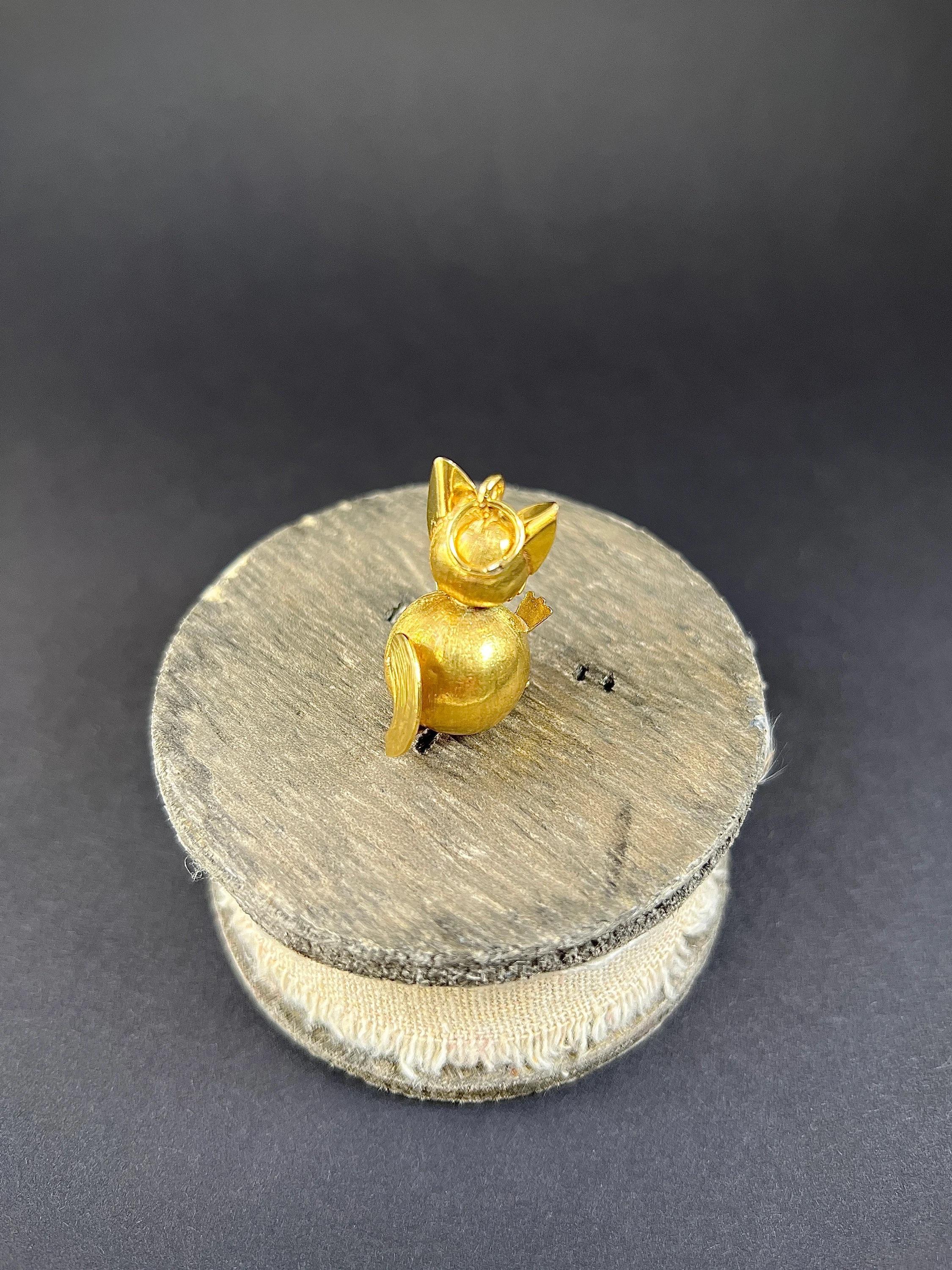 Vintage 18ct Yellow Gold, 1960s Cat Pendant with Lilac Stone Eyes For Sale 2