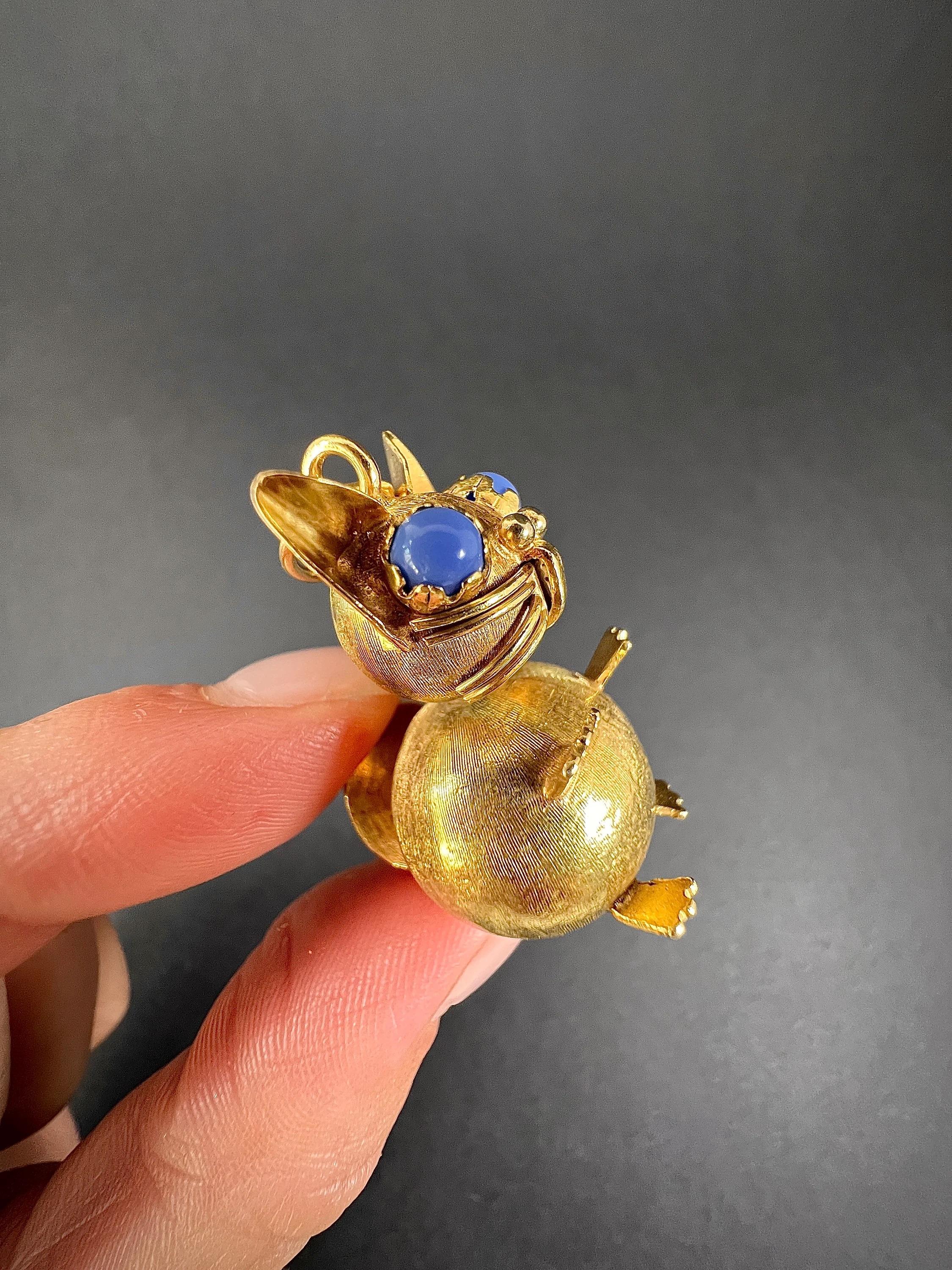 Vintage 18ct Yellow Gold, 1960s Cat Pendant with Lilac Stone Eyes For Sale 3