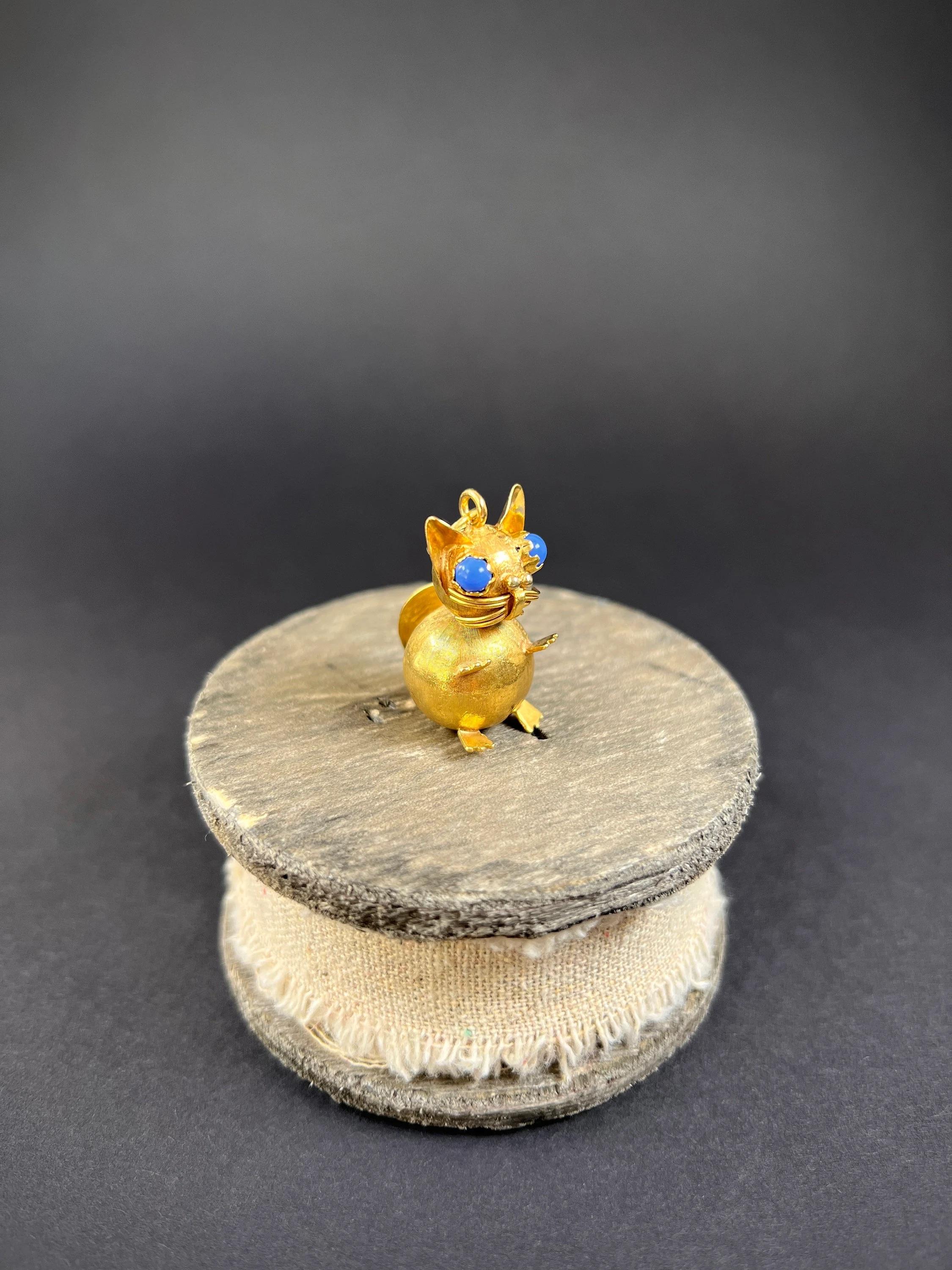 Vintage 18ct Yellow Gold, 1960s Cat Pendant with Lilac Stone Eyes For Sale 4