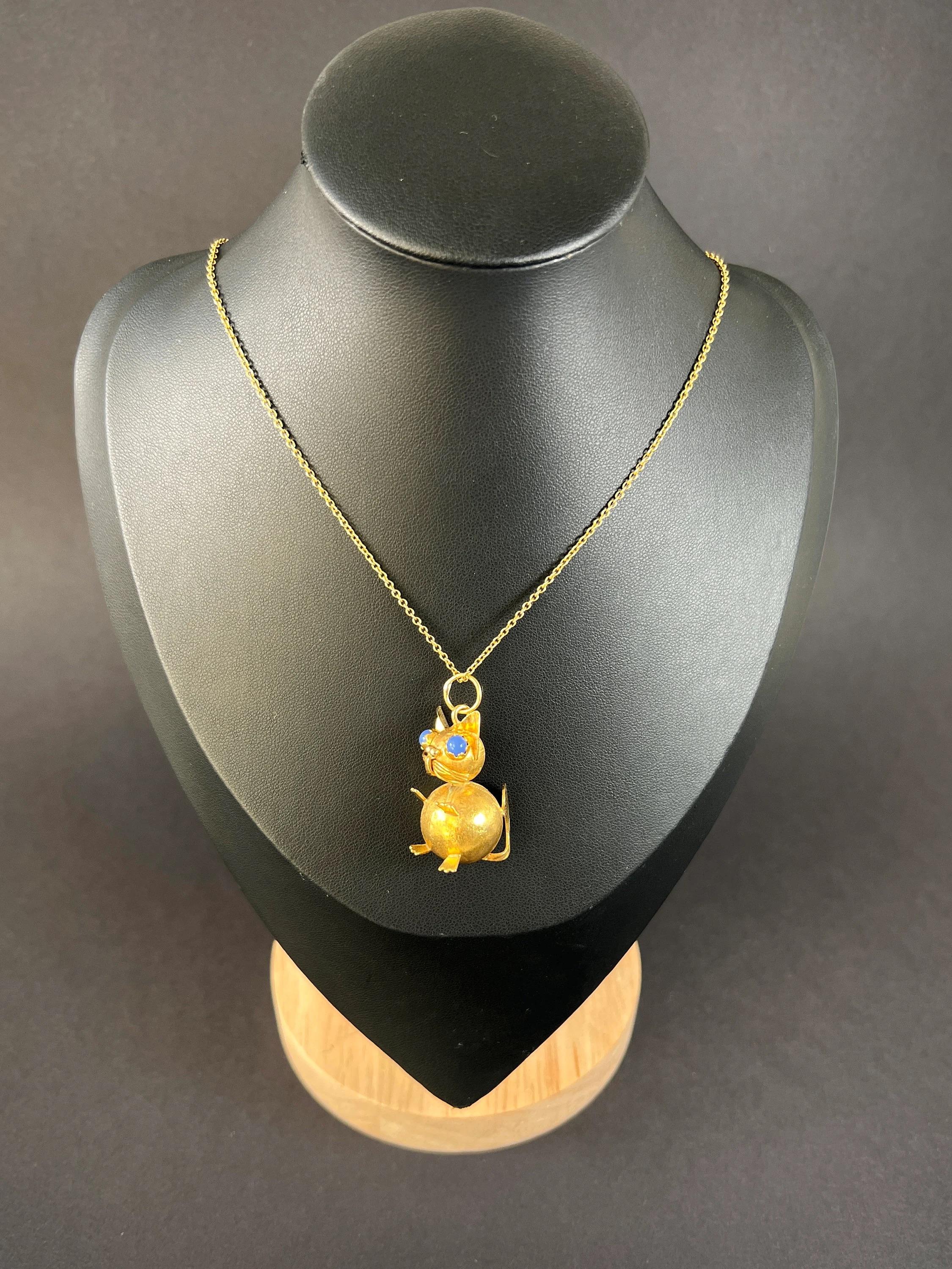 Vintage 18ct Yellow Gold, 1960s Cat Pendant with Lilac Stone Eyes For Sale 5