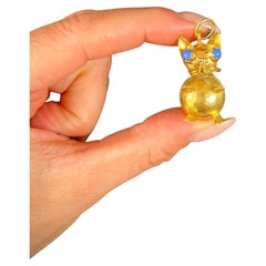 Colgante vintage de oro amarillo de 18 ct, años 60, gato con ojos de piedra lila