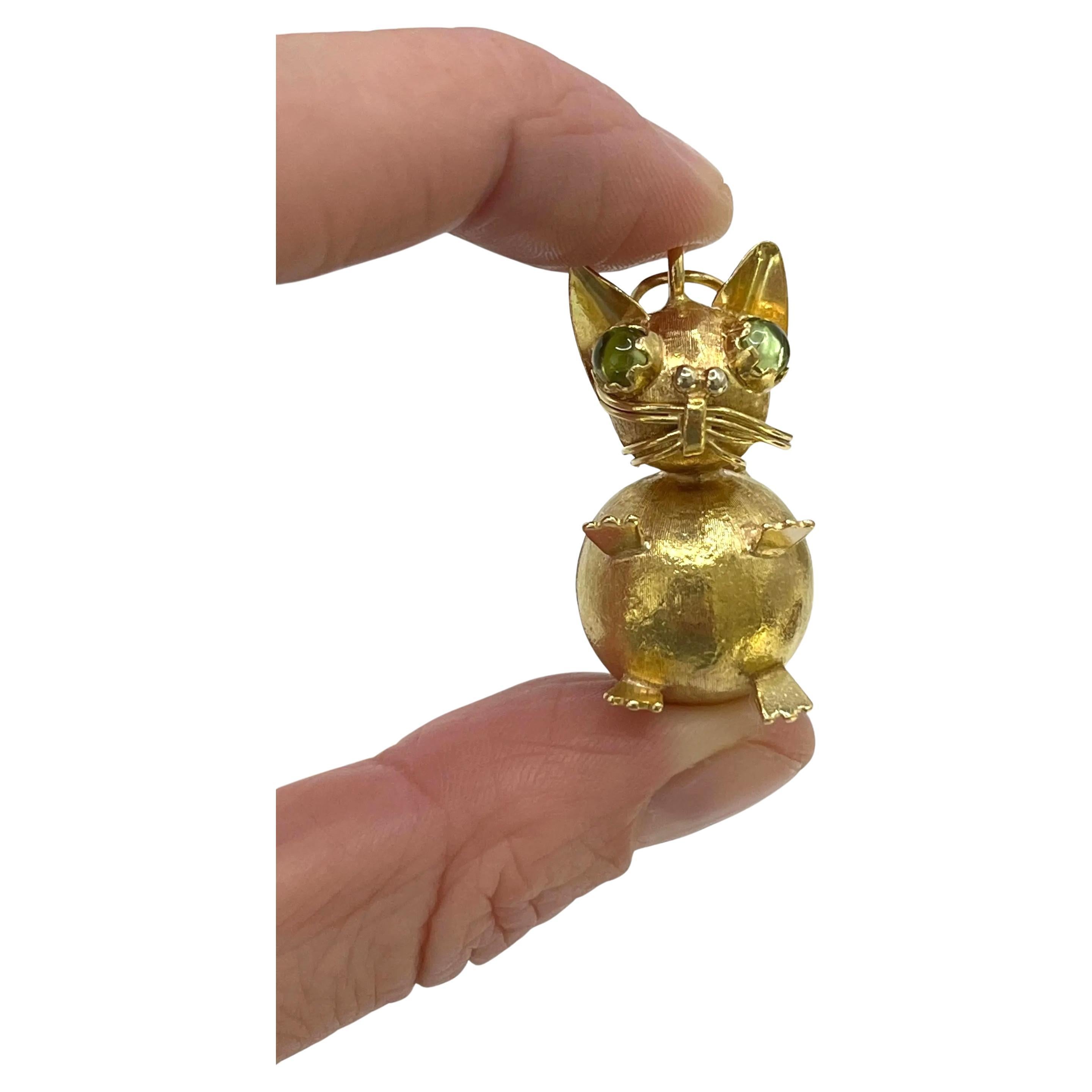 Ciondolo vintage in oro giallo 18ct, 1960, con gatto e occhi in pietra lilla