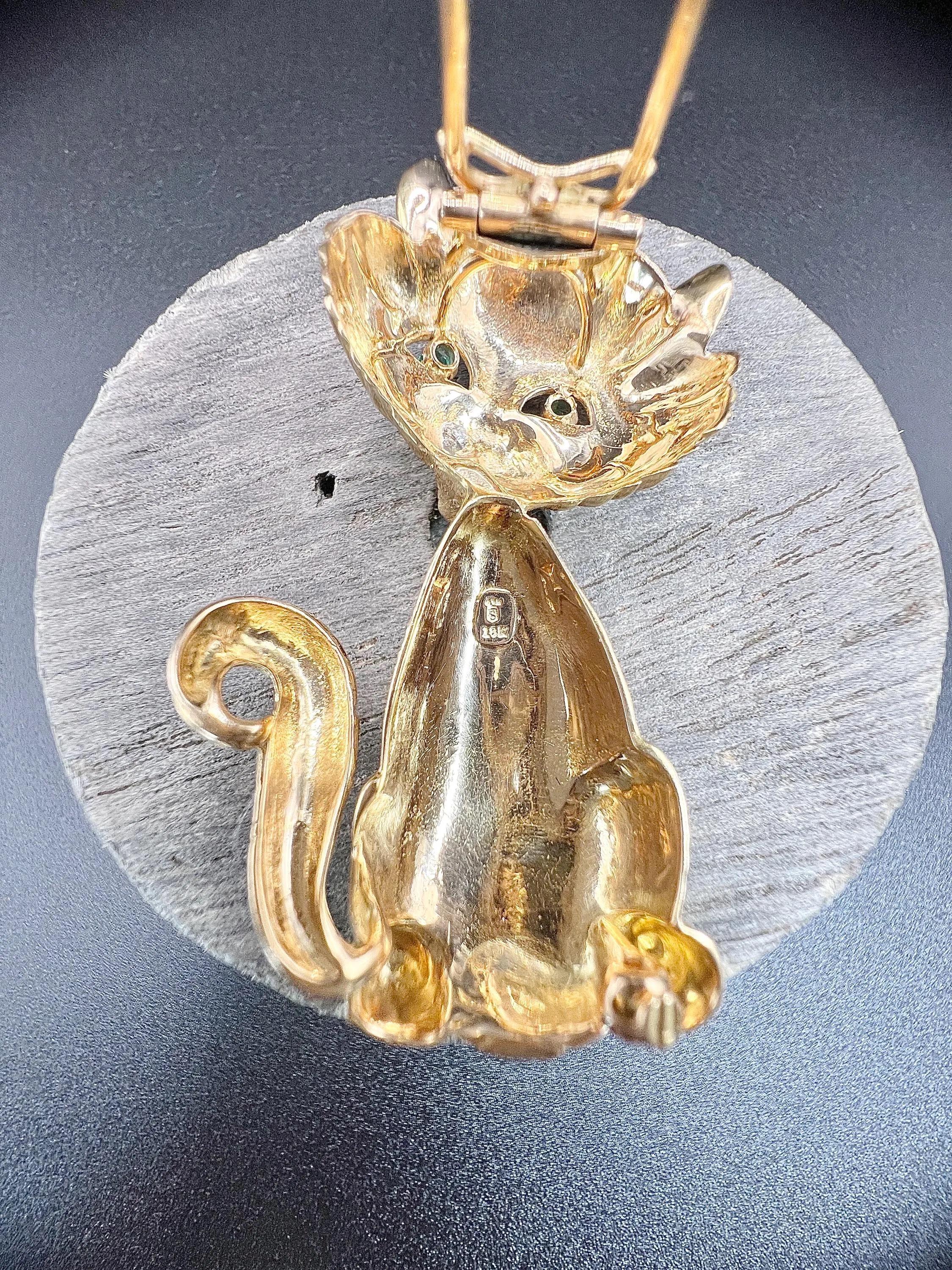 Vintage 18ct Yellow Gold, 1960s Large Cat Brooch with Natural Emerald Eyes For Sale 5