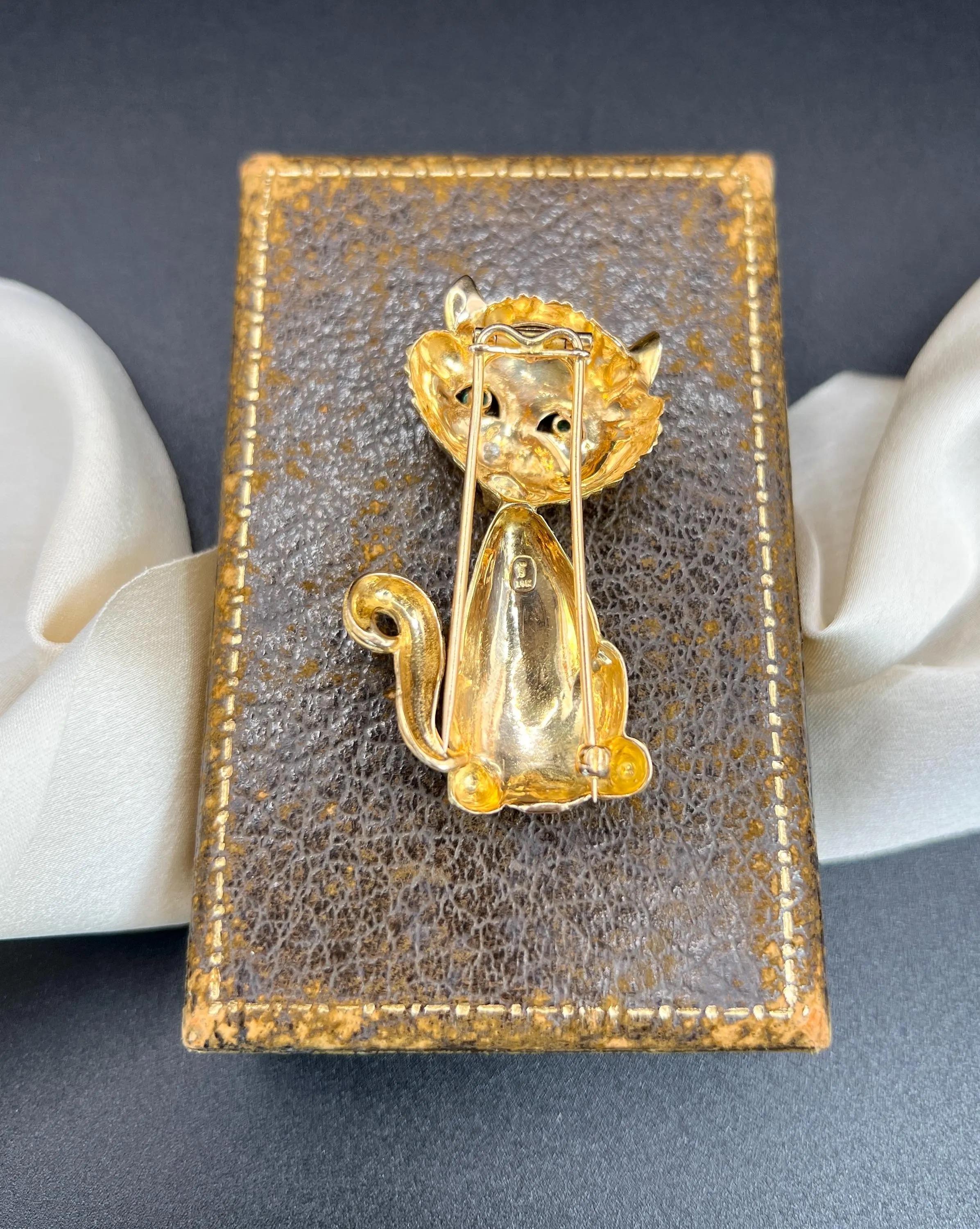 Round Cut Vintage 18ct Yellow Gold, 1960s Large Cat Brooch with Natural Emerald Eyes For Sale