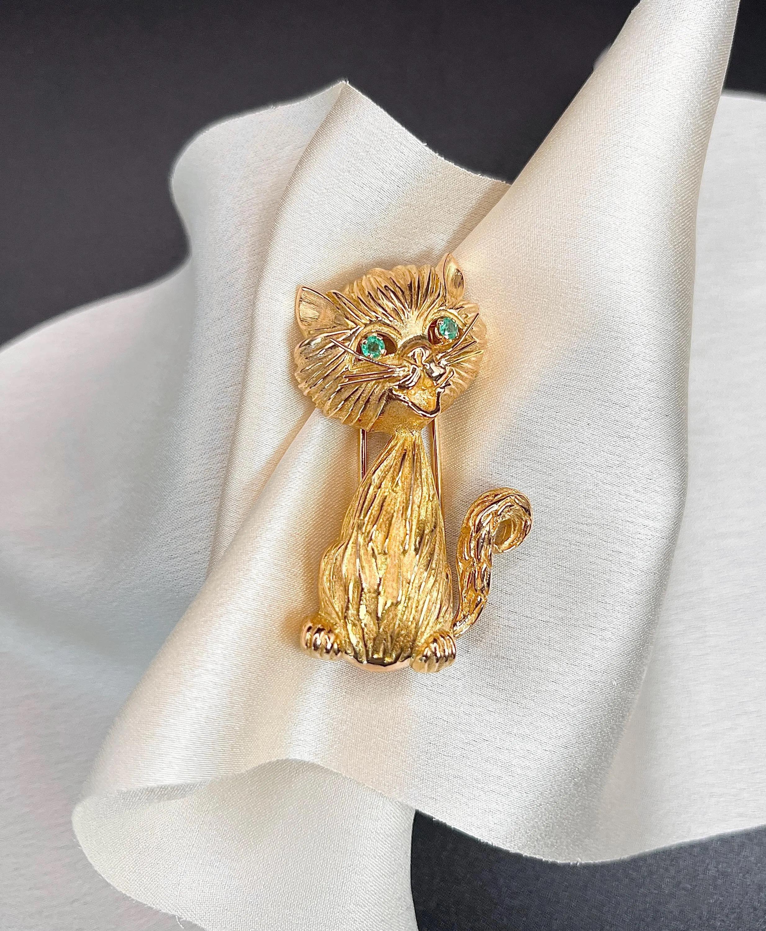 Vintage 18ct Yellow Gold, 1960s Large Cat Brooch with Natural Emerald Eyes In Good Condition For Sale In Brighton, GB