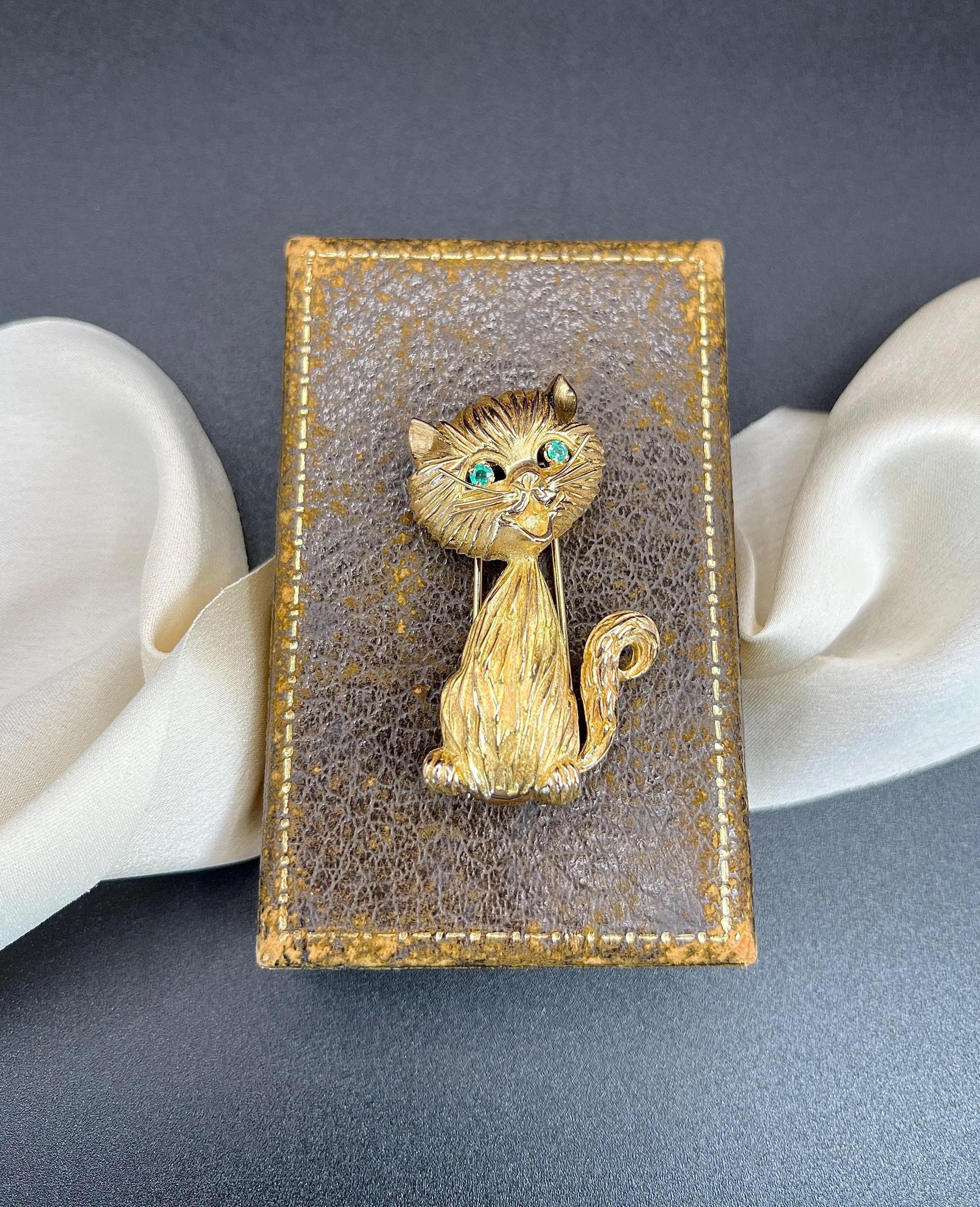 Women's or Men's Vintage 18ct Yellow Gold, 1960s Large Cat Brooch with Natural Emerald Eyes For Sale