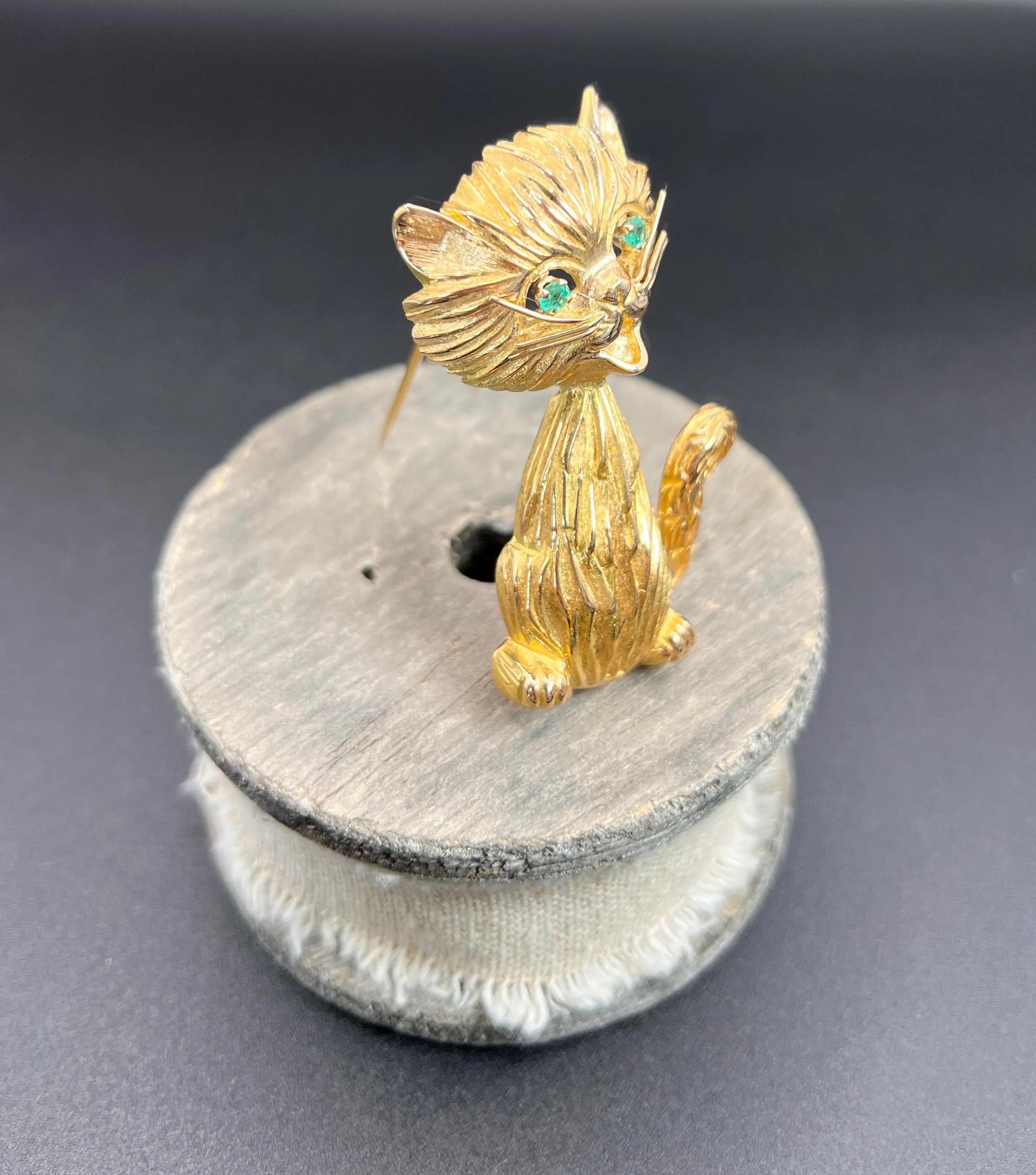 Vintage 18ct Yellow Gold, 1960s Large Cat Brooch with Natural Emerald Eyes For Sale 1