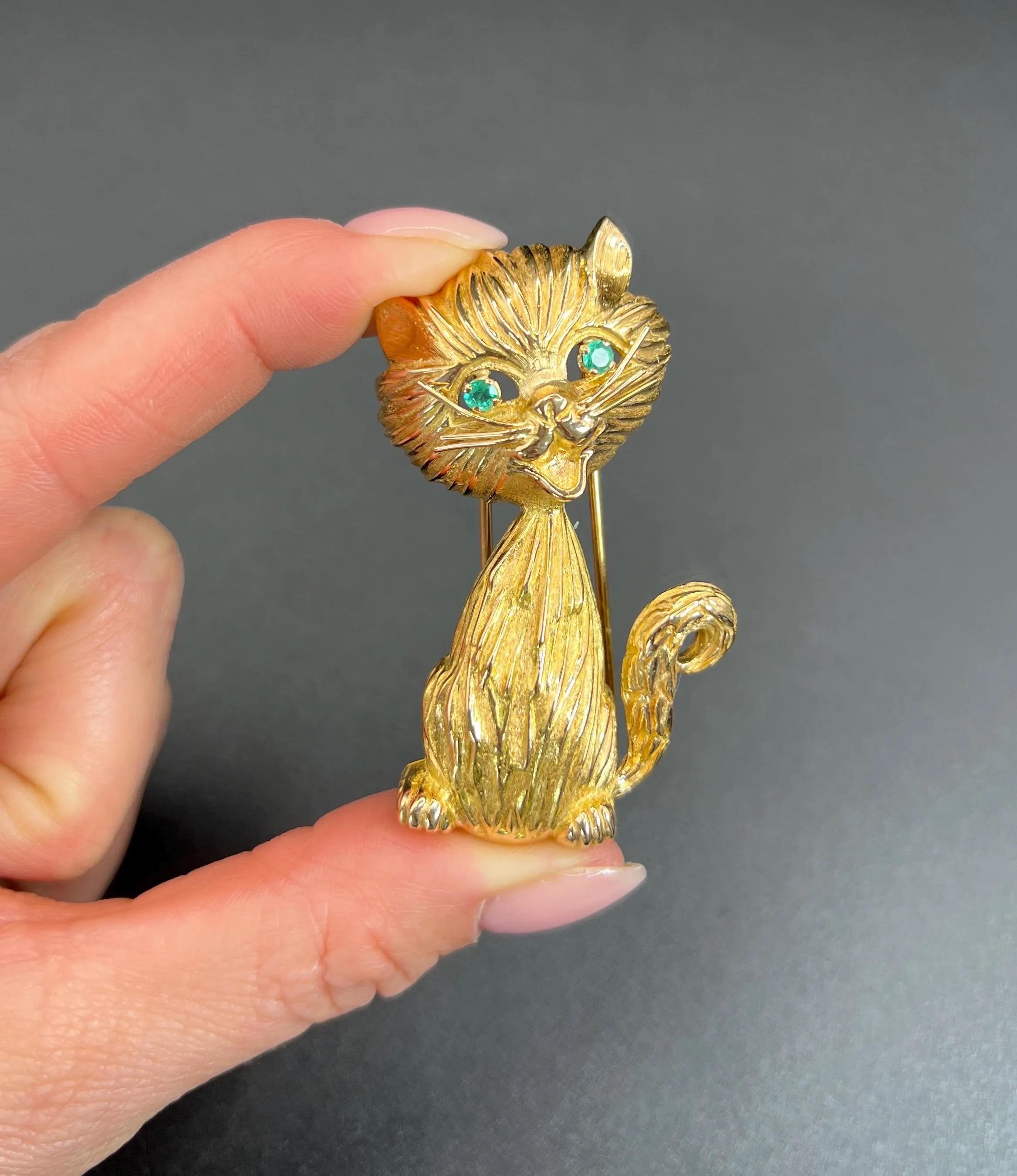 Vintage 18ct Yellow Gold, 1960s Large Cat Brooch with Natural Emerald Eyes For Sale 2