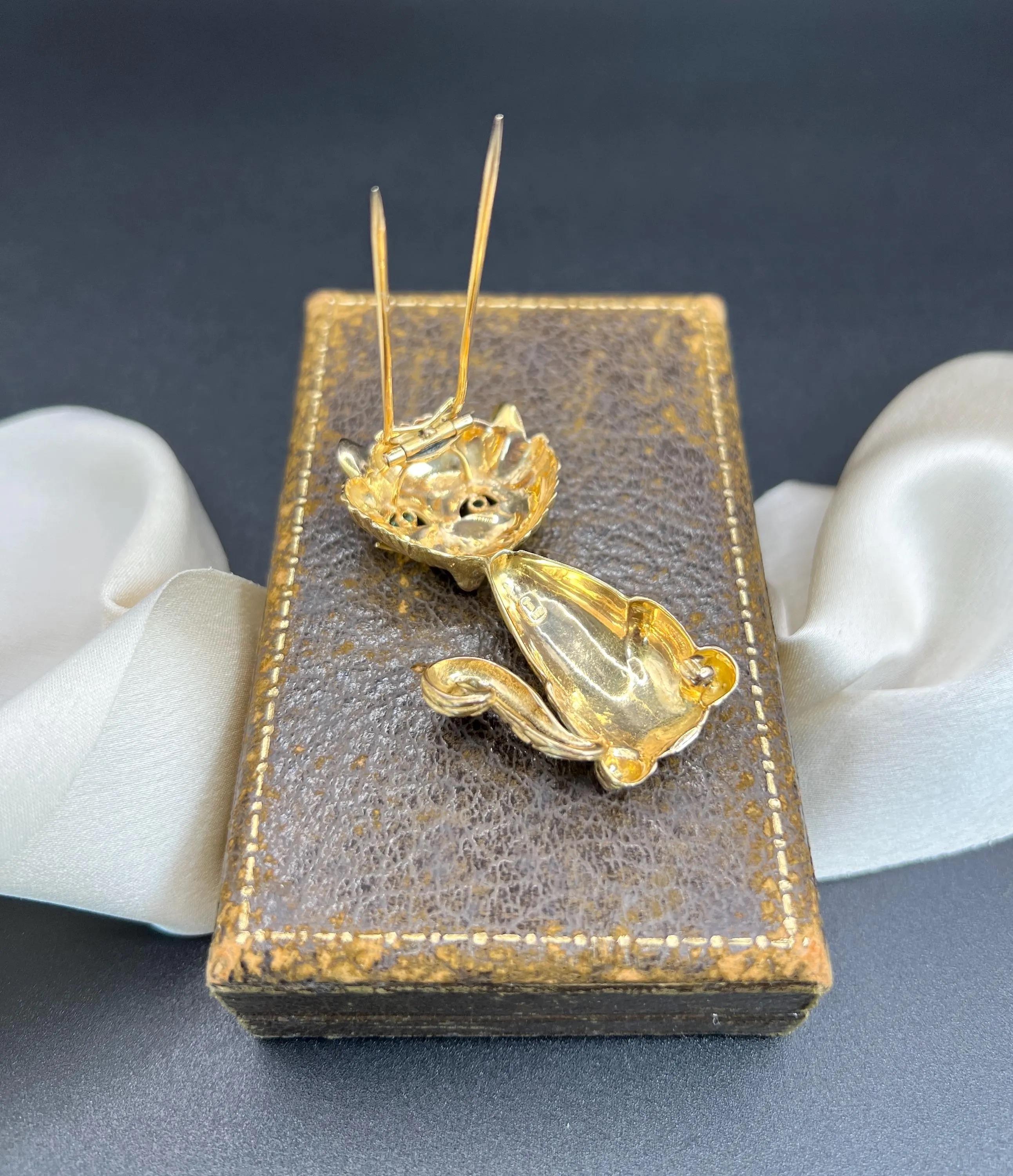 Vintage 18ct Yellow Gold, 1960s Large Cat Brooch with Natural Emerald Eyes For Sale 3
