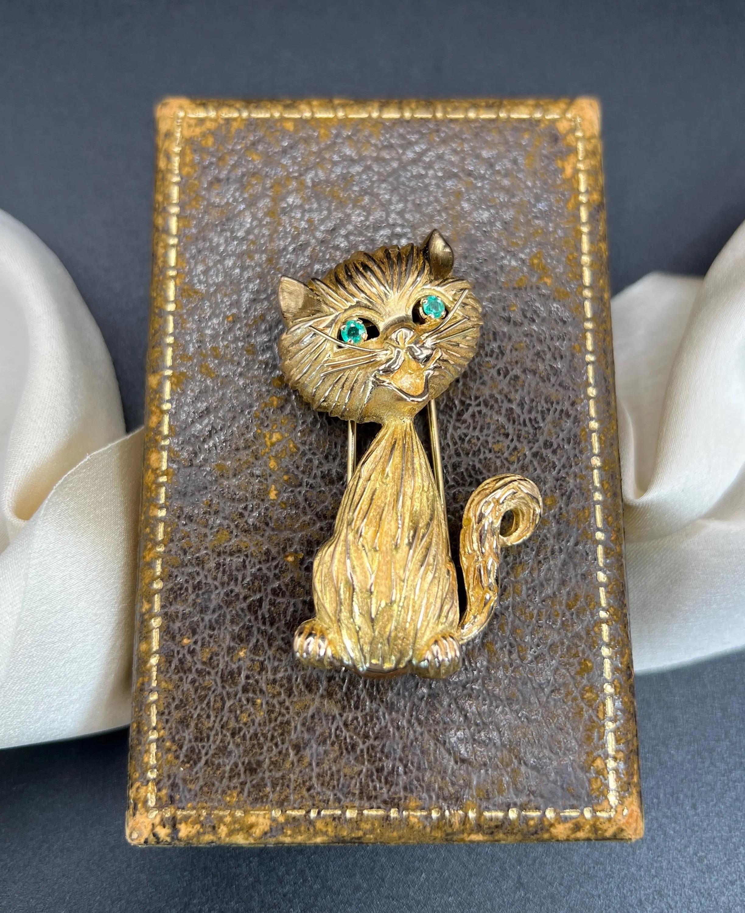 Vintage 18ct Yellow Gold, 1960s Large Cat Brooch with Natural Emerald Eyes For Sale 4
