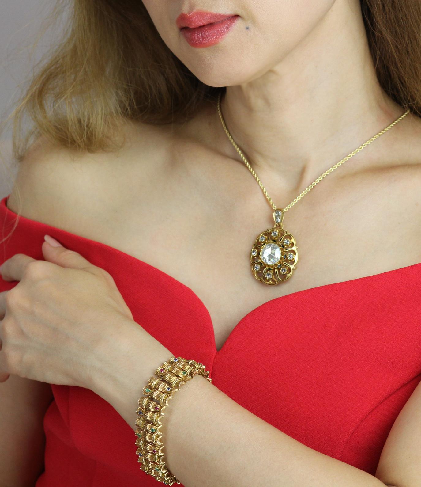 Ungewöhnliches Armband aus 18 Karat Gelbgold mit geripptem Design aus den 1970er Jahren.  Dieses in Frankreich hergestellte Einzelstück ist auf beiden Seiten mit abwechselnd rund geschliffenen Rubinen, Smaragden und Saphiren von 2,5-2,7 mm