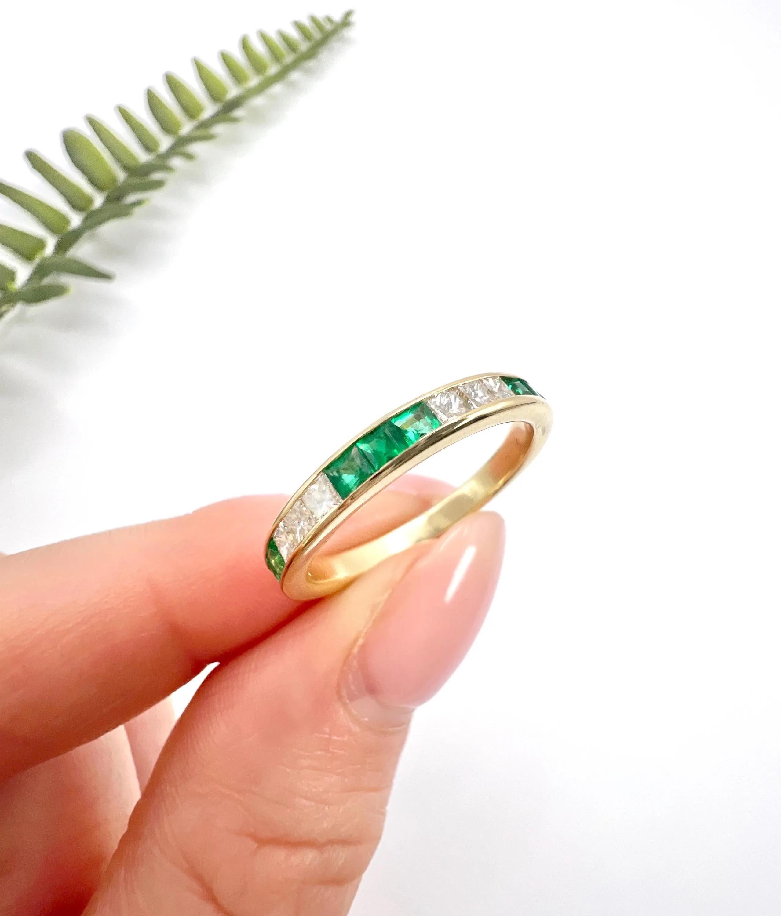 Bague demi-éternité en or jaune 18ct, émeraude et diamant des années 1980 en vente 5