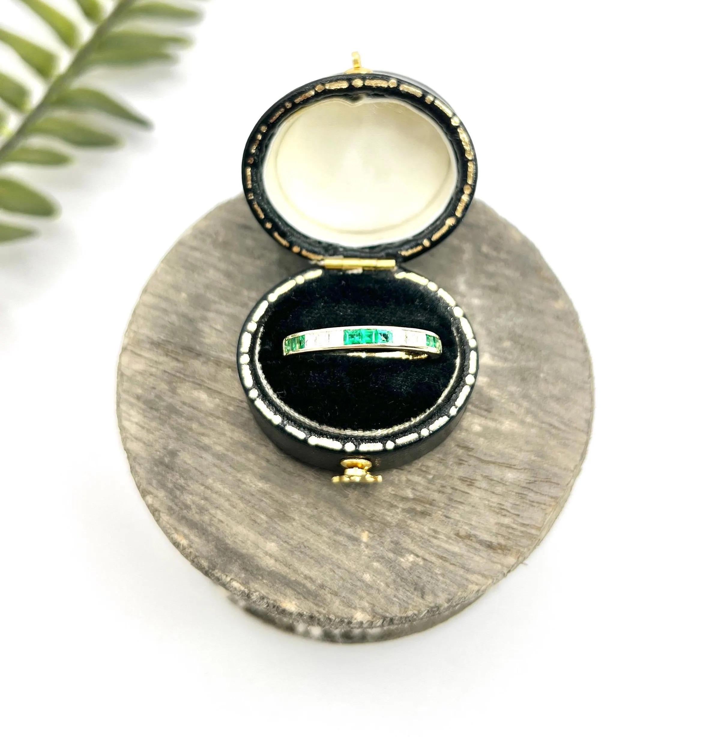 Bague demi-éternité en émeraude vintage 

Or 18 carats

Circa 1980

Replongez dans l'élégance des années 1980 avec ce superbe bracelet vintage en demi-éternité, délicatement réalisé en luxueux or jaune 18 ct. Les émeraudes taillées en carré et les