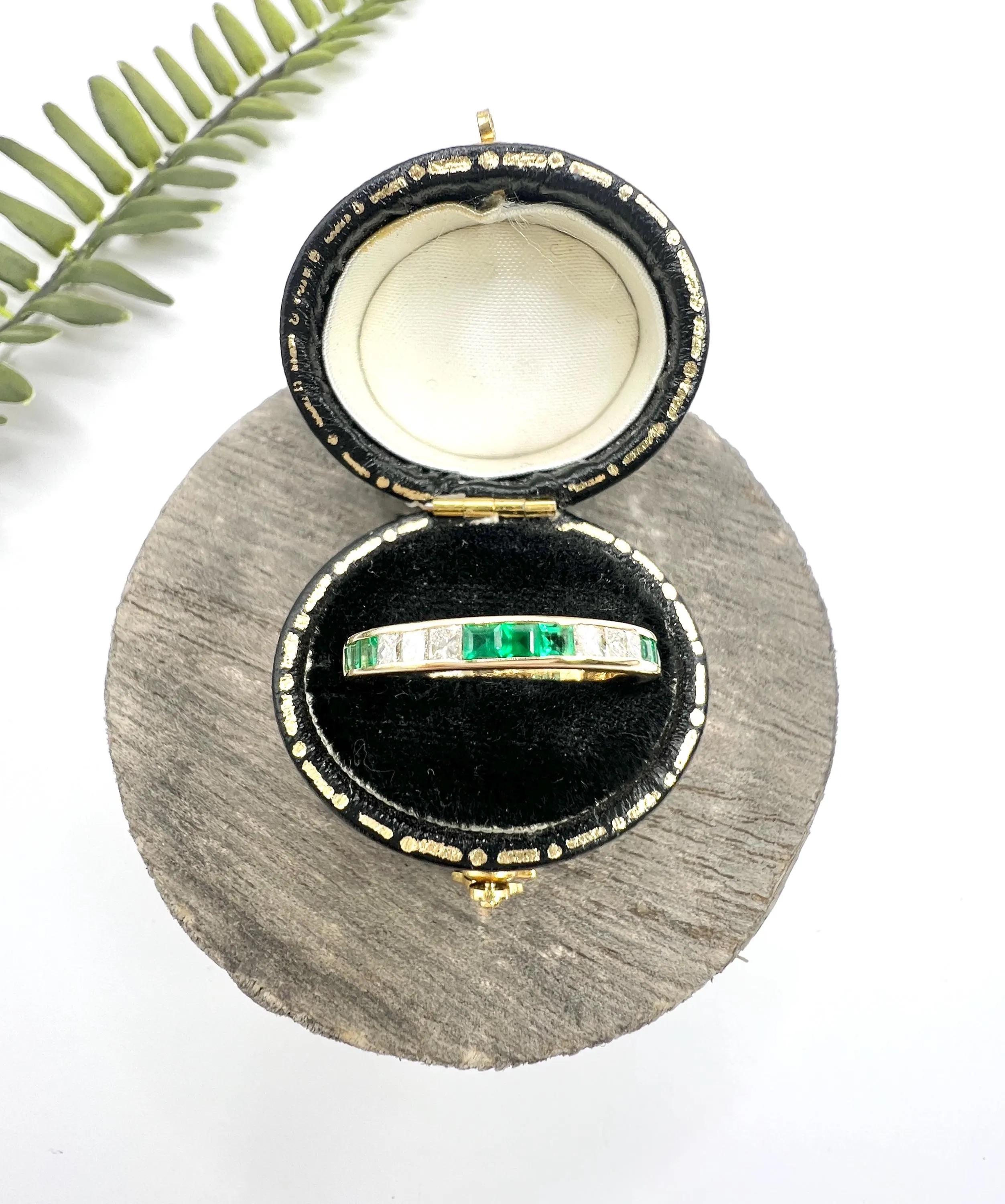 Taille princesse Bague demi-éternité en or jaune 18ct, émeraude et diamant des années 1980 en vente