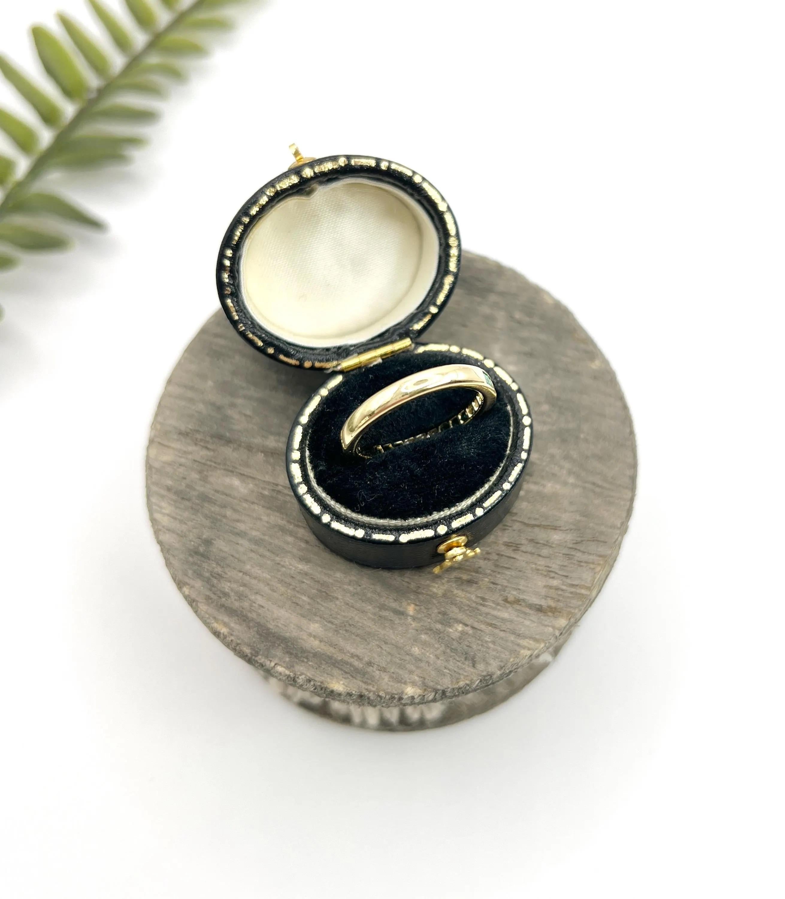 Bague demi-éternité en or jaune 18ct, émeraude et diamant des années 1980 Bon état - En vente à Brighton, GB