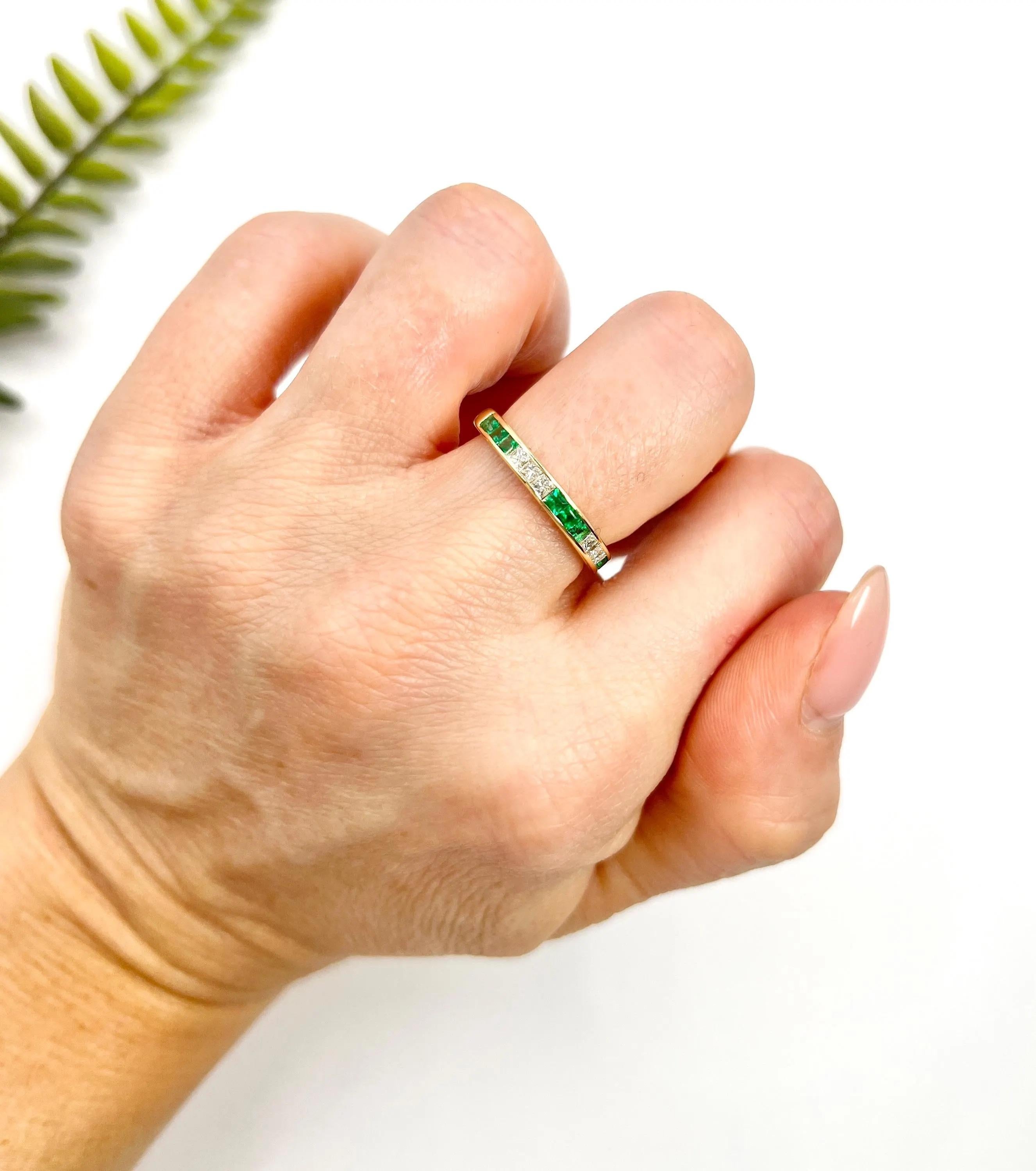 Bague demi-éternité en or jaune 18ct, émeraude et diamant des années 1980 Unisexe en vente