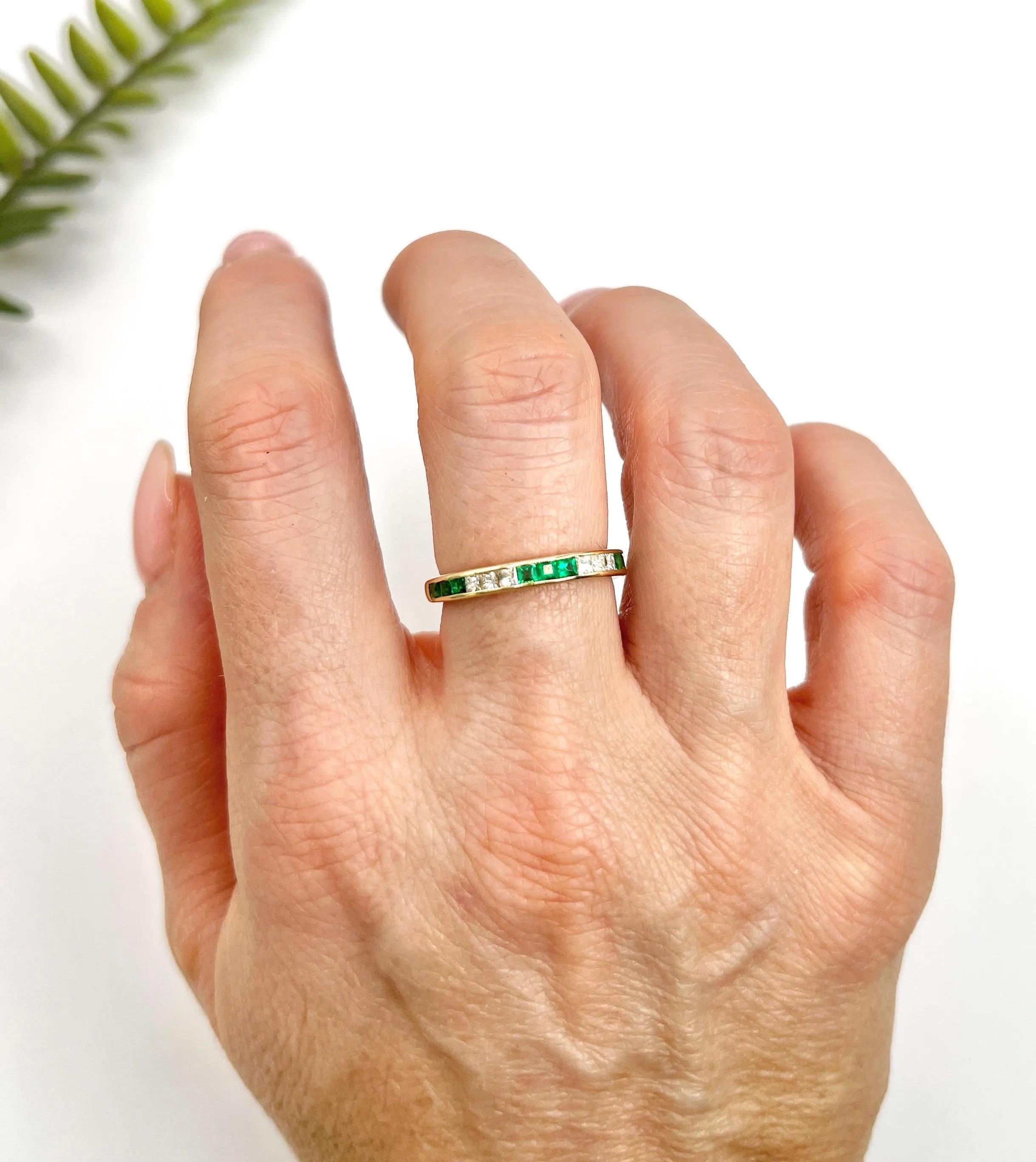 Bague demi-éternité en or jaune 18ct, émeraude et diamant des années 1980 en vente 1