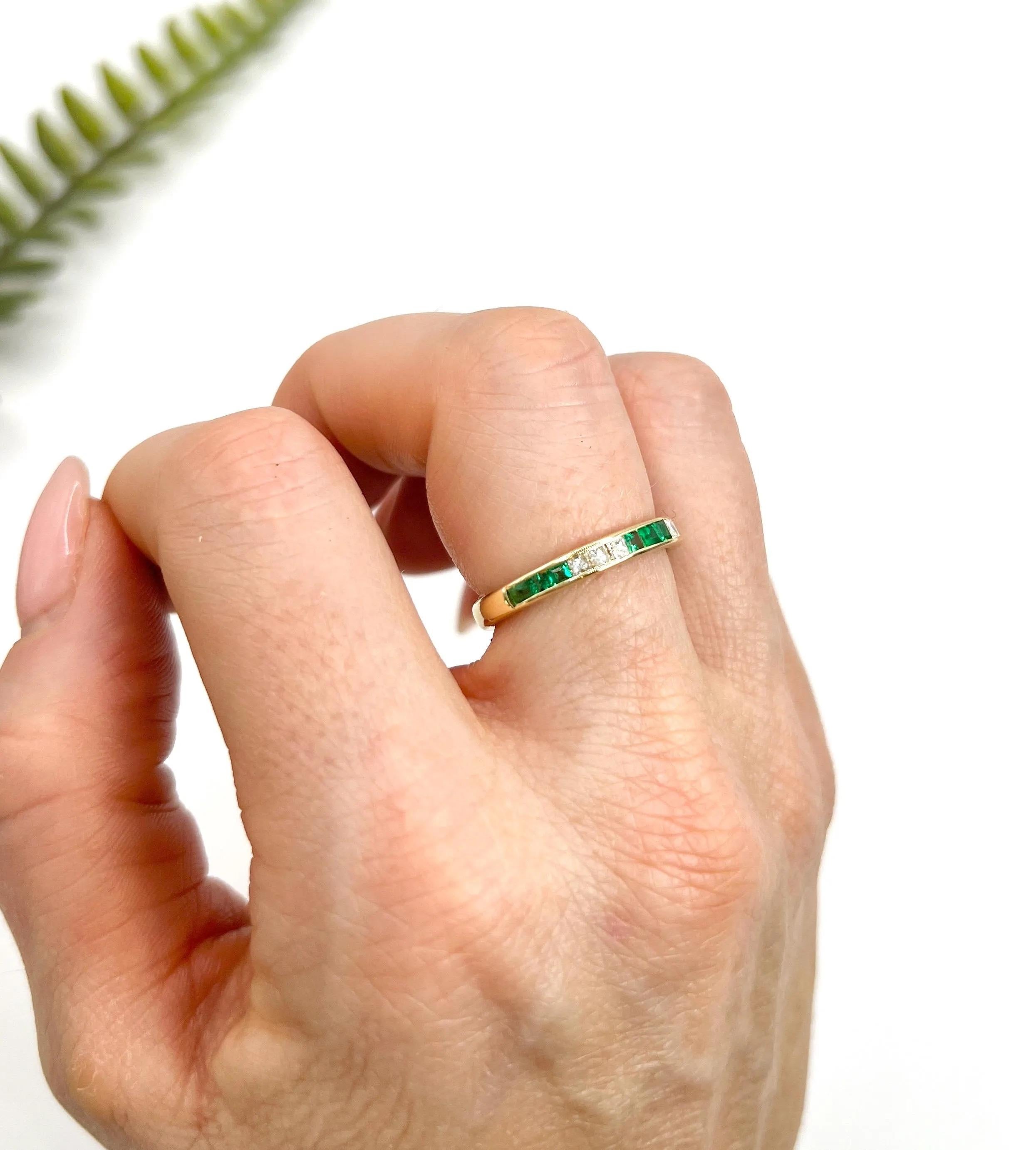 Bague demi-éternité en or jaune 18ct, émeraude et diamant des années 1980 en vente 2