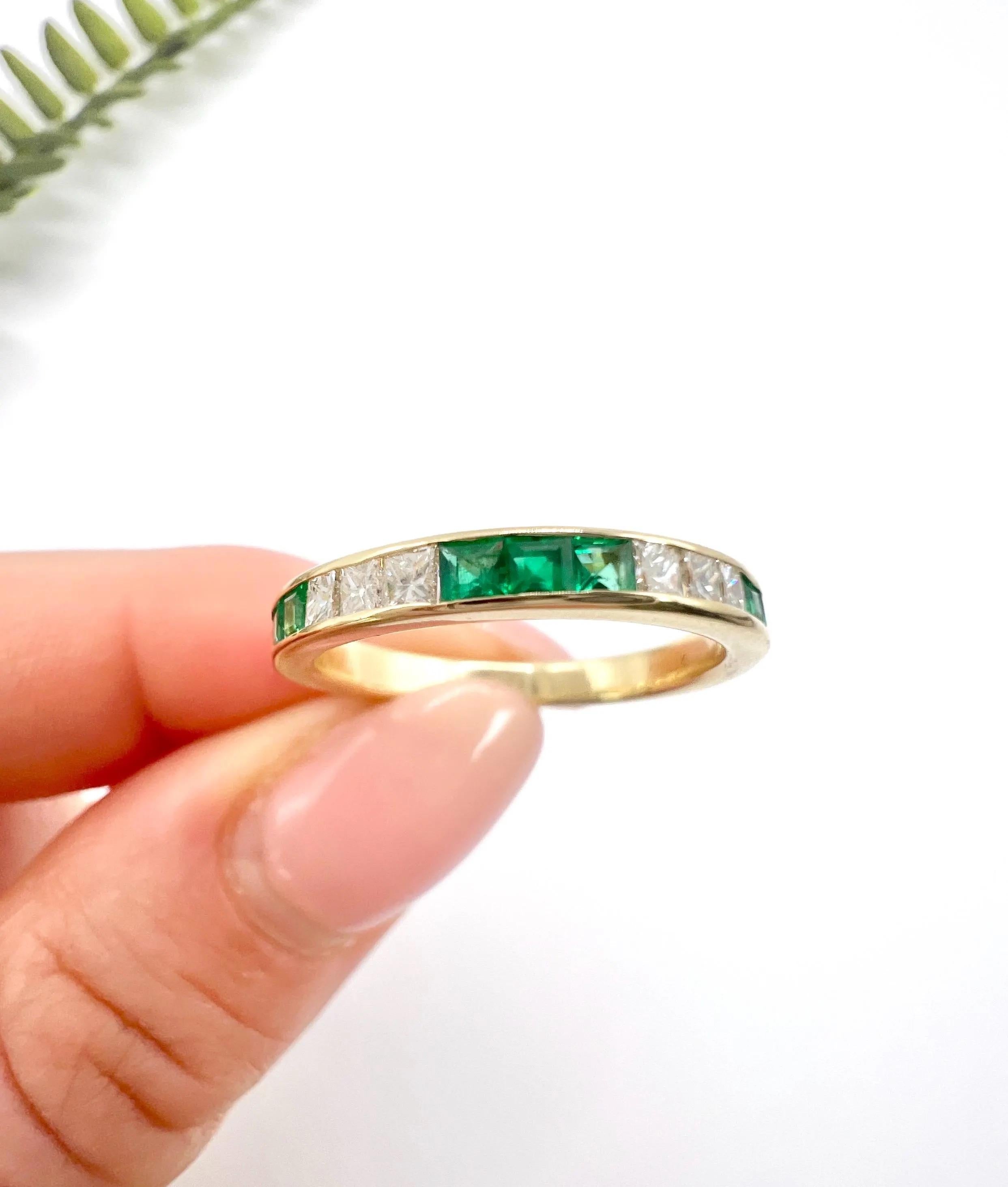 Bague demi-éternité en or jaune 18ct, émeraude et diamant des années 1980 en vente 3