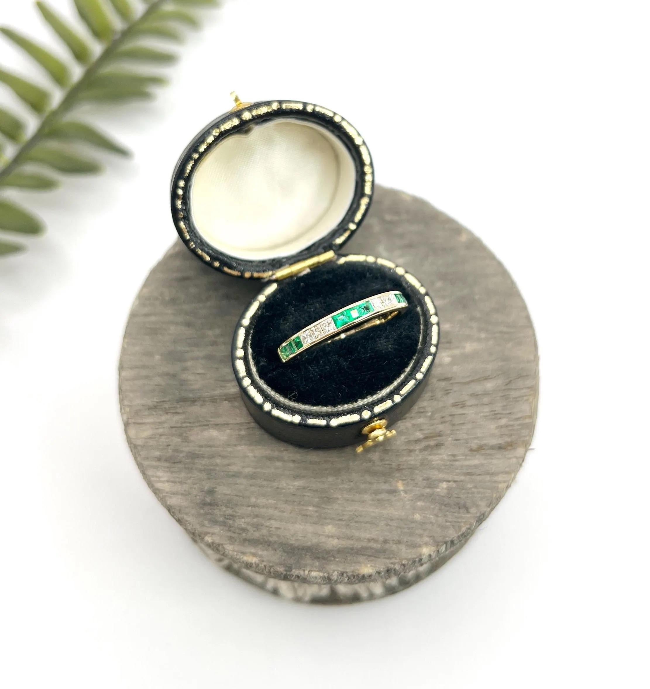 Bague demi-éternité en or jaune 18ct, émeraude et diamant des années 1980 en vente 4