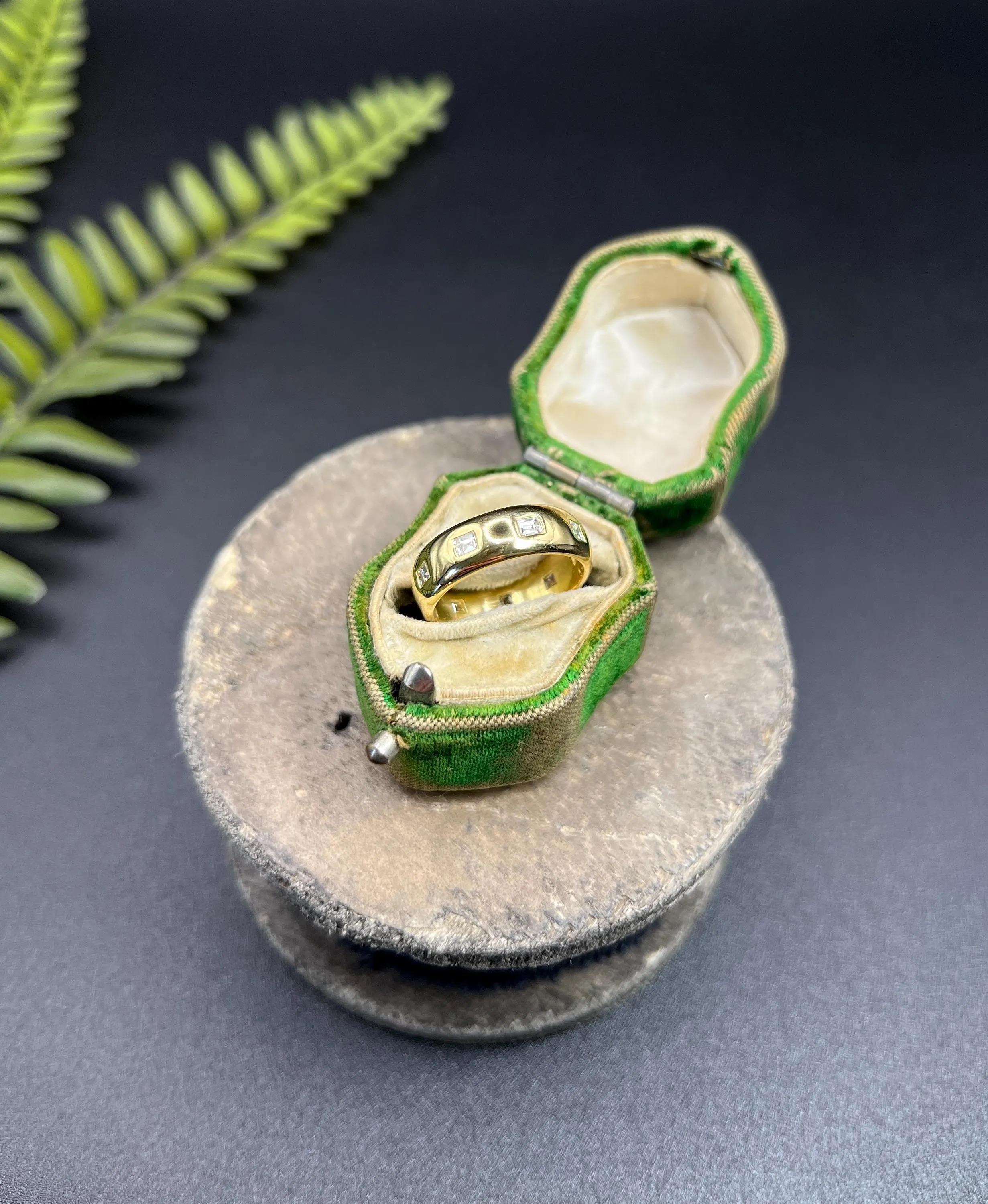 Bandring, Vintage, 18 Karat Gelbgold, 1980er Jahre, Quadratschliff, natürlicher Diamantbesetzter Diamant für Damen oder Herren im Angebot