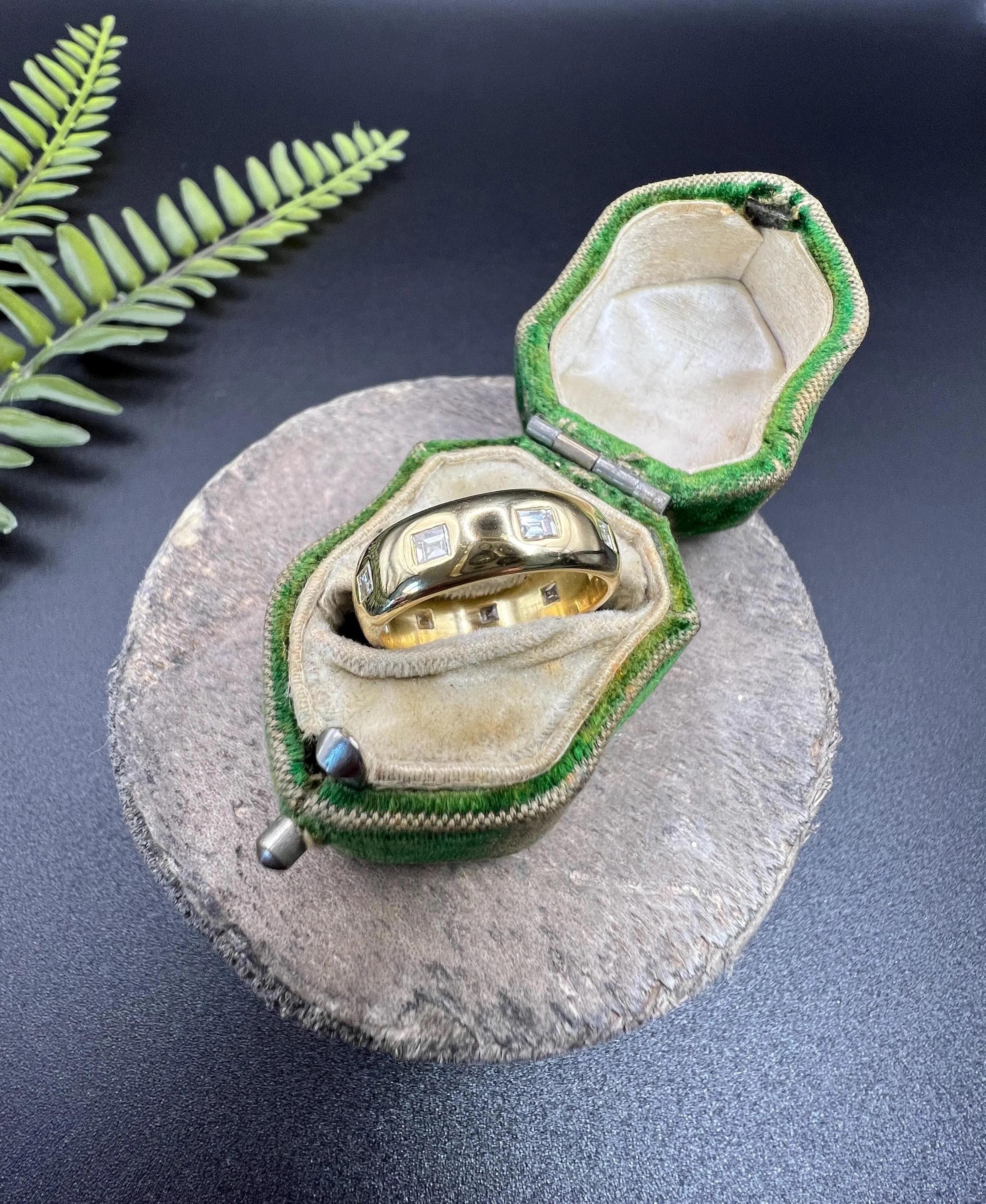 Bandring, Vintage, 18 Karat Gelbgold, 1980er Jahre, Quadratschliff, natürlicher Diamantbesetzter Diamant im Angebot 1