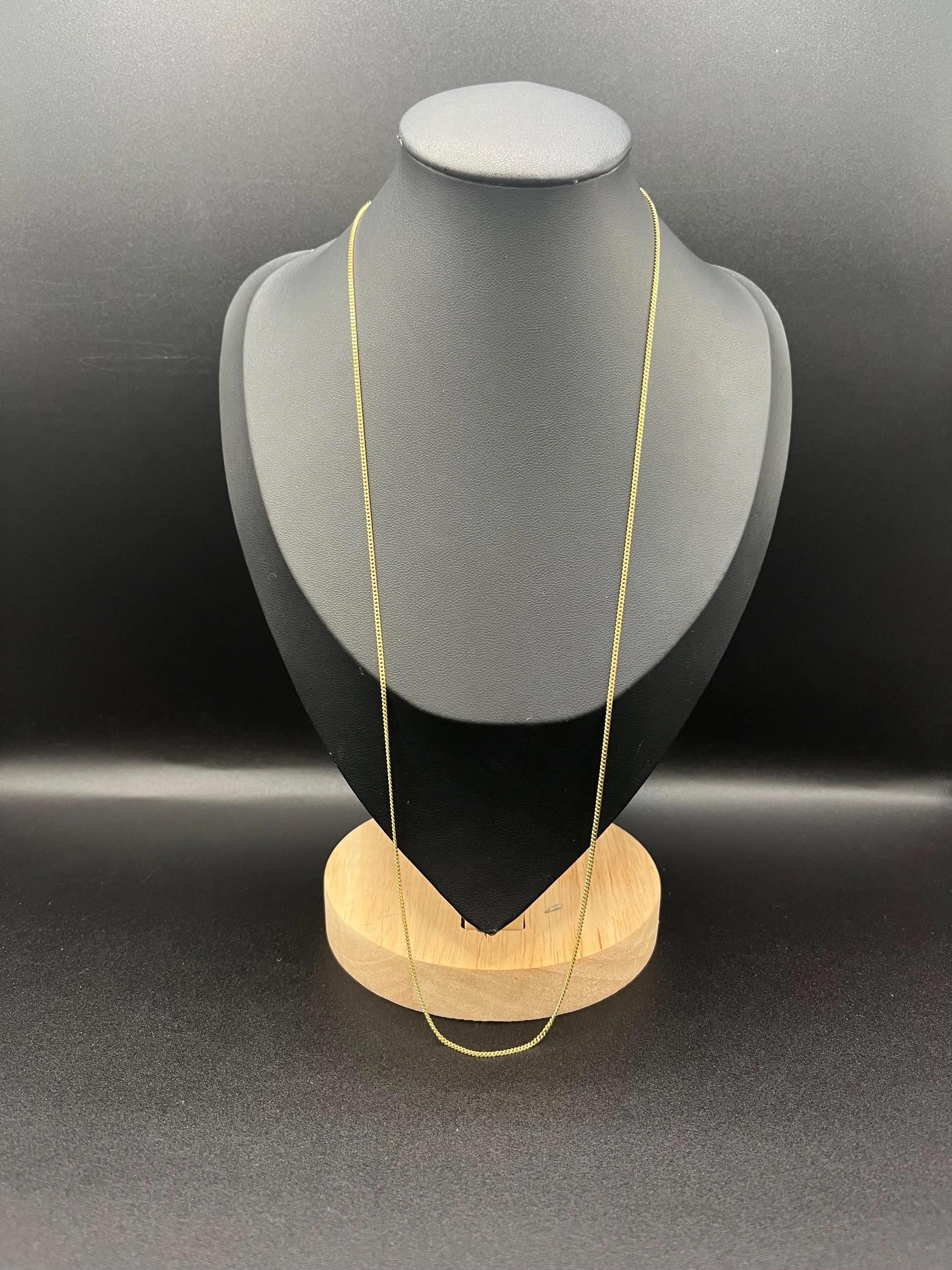 Catena piatta Vintage By

Oro giallo 18ct 

Circa 2000

Una raffinata ed elegante catena a cordoncino piatta realizzata in oro giallo massiccio 18 carati. Con una larghezza di 1 mm e una lunghezza di 24 pollici, offre un profilo elegante e leggero