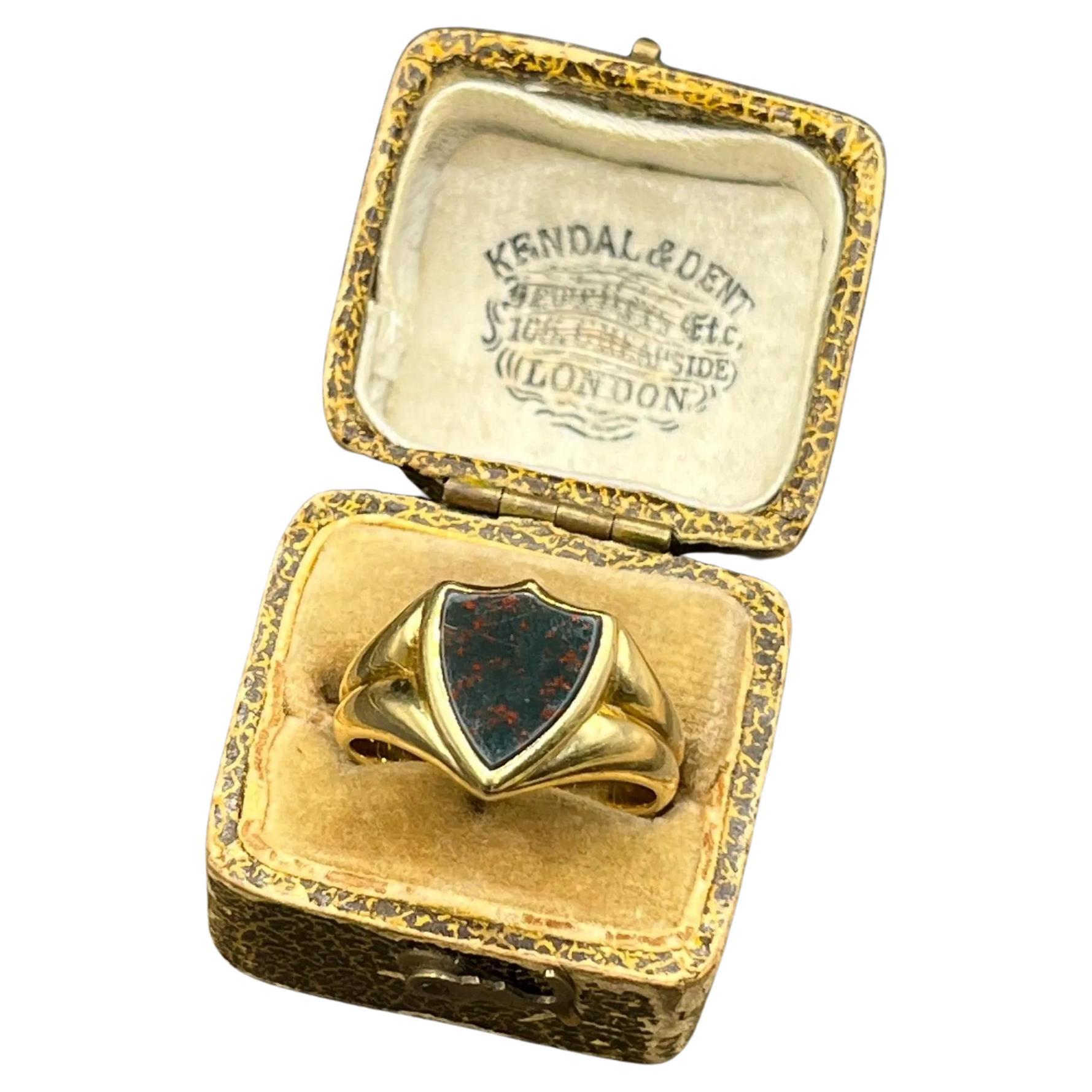 Anello con scudo in pietra sanguigna, oro giallo 18 ct, Circa 1920 in vendita