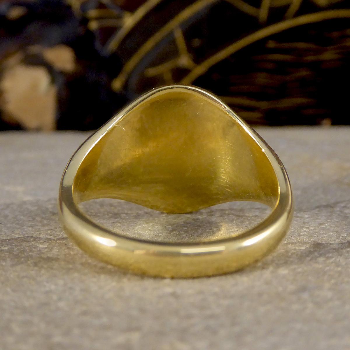 Vintage 18ct Yellow Gold Circular Plain Large Signet Ring In Excellent Condition For Sale In Yorkshire, West Yorkshire
