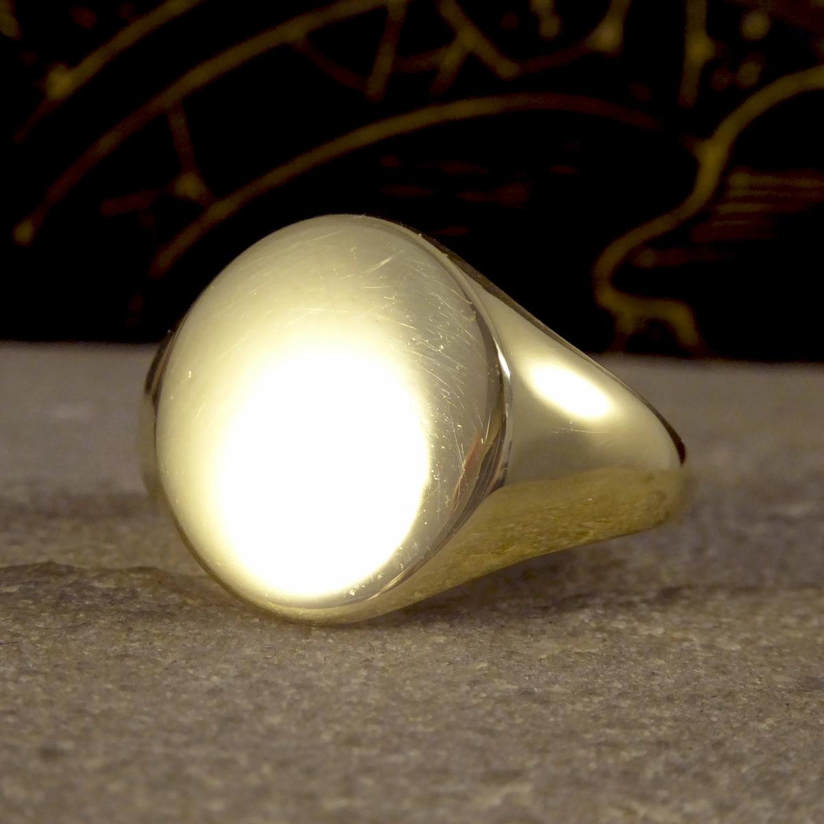 Women's or Men's Vintage 18ct Yellow Gold Circular Plain Large Signet Ring For Sale