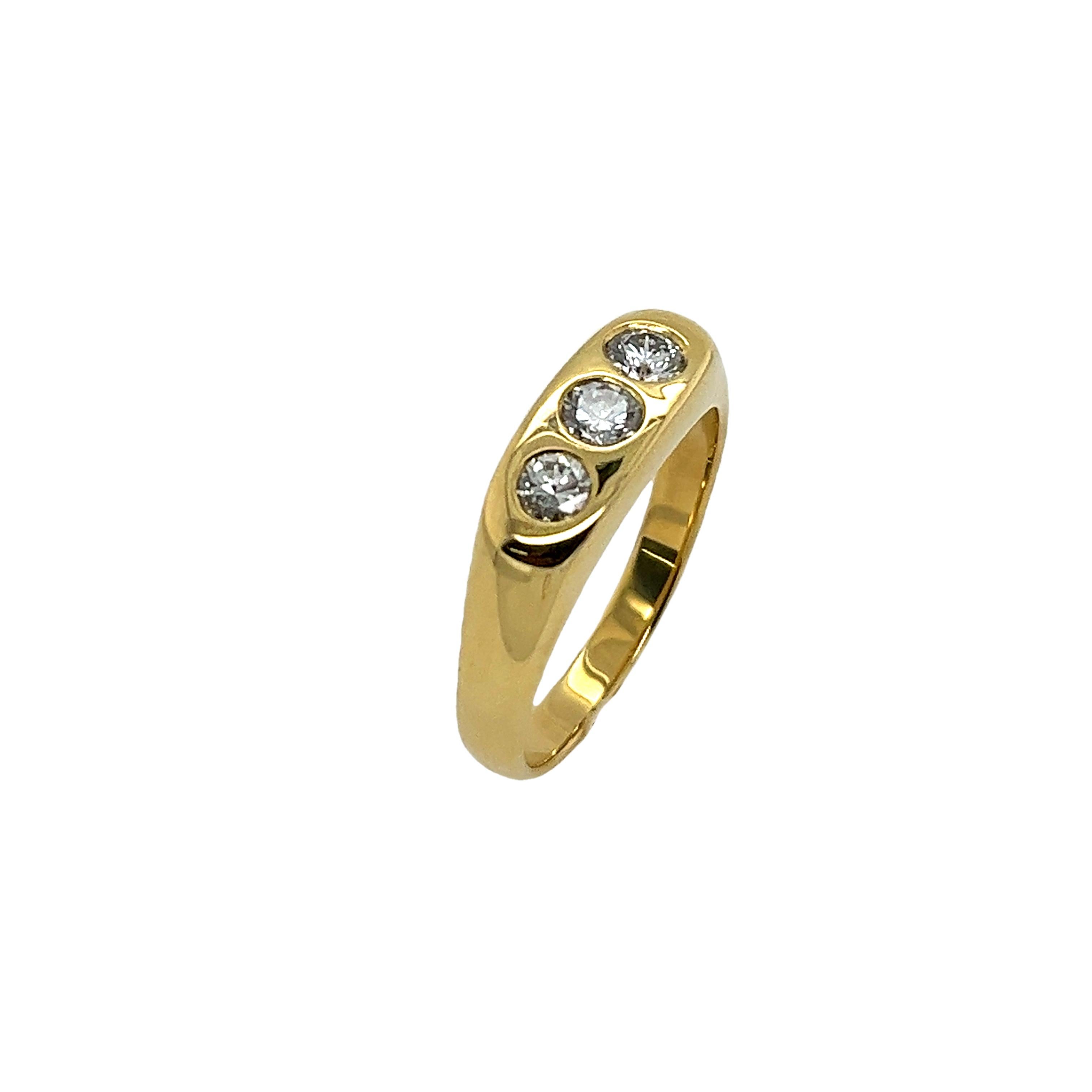Vintage 18ct Yellow Gold Diamond 3 Stone Ring Set With 0.70ct Diamonds In Excellent Condition For Sale In London, GB