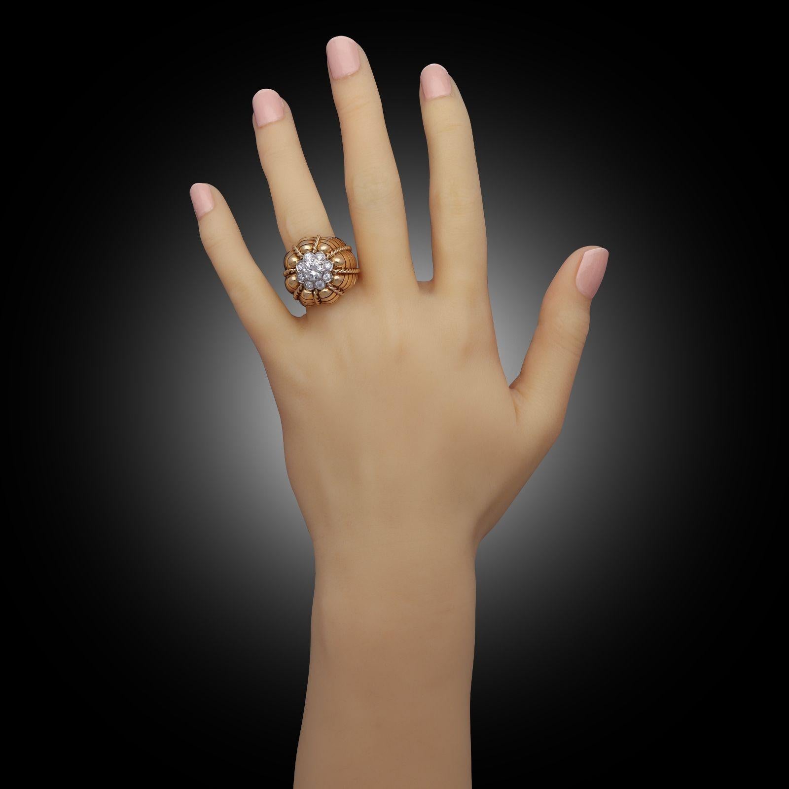 Anillo Bombé Vintage de Oro Amarillo de 18 ct y Diamantes Circa 1950 1