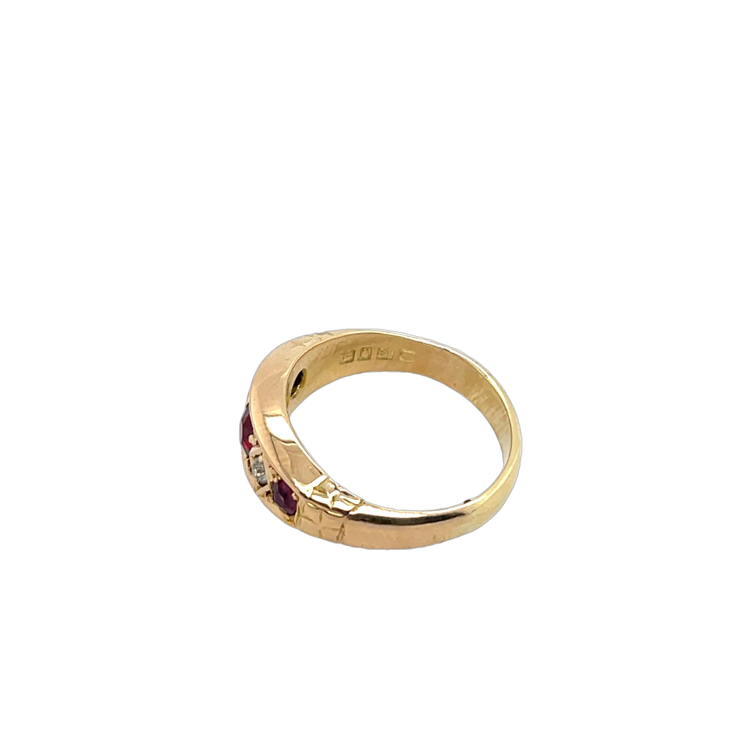 Round Cut Vintage 18ct Yellow Gold Diamond & Ruby Ring For Sale