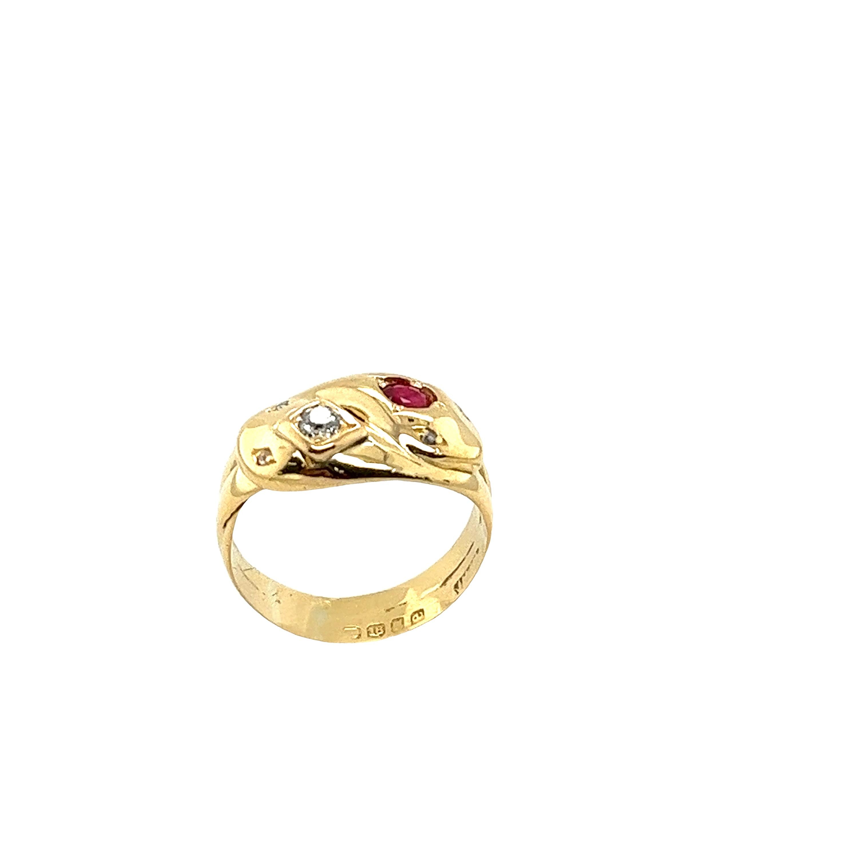 Ring aus 18 Karat Gelbgold mit Diamanten und Rubinen in einer Doppelschlangenkopf-Fassung (Alteuropäischer Schliff) im Angebot