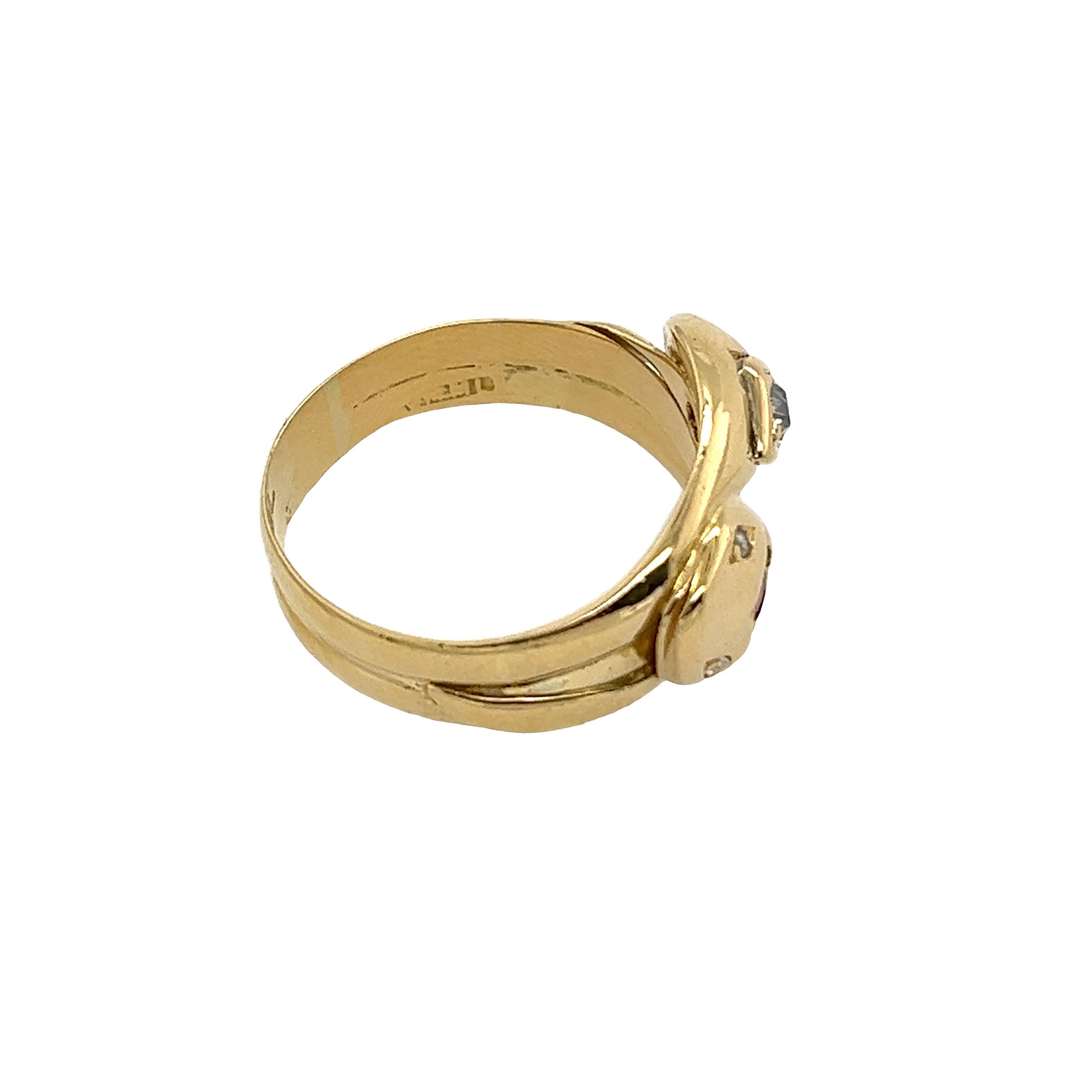 Ring aus 18 Karat Gelbgold mit Diamanten und Rubinen in einer Doppelschlangenkopf-Fassung Damen im Angebot